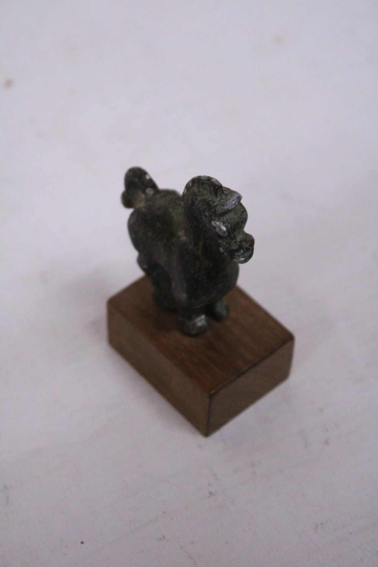 A REPRODUCTION BRONZE OF A CHINESE HAN MING HORSE FROM THE ART INSTITUTE OF CHICAGO ALVA STUDIOS - 8 - Bild 3 aus 3