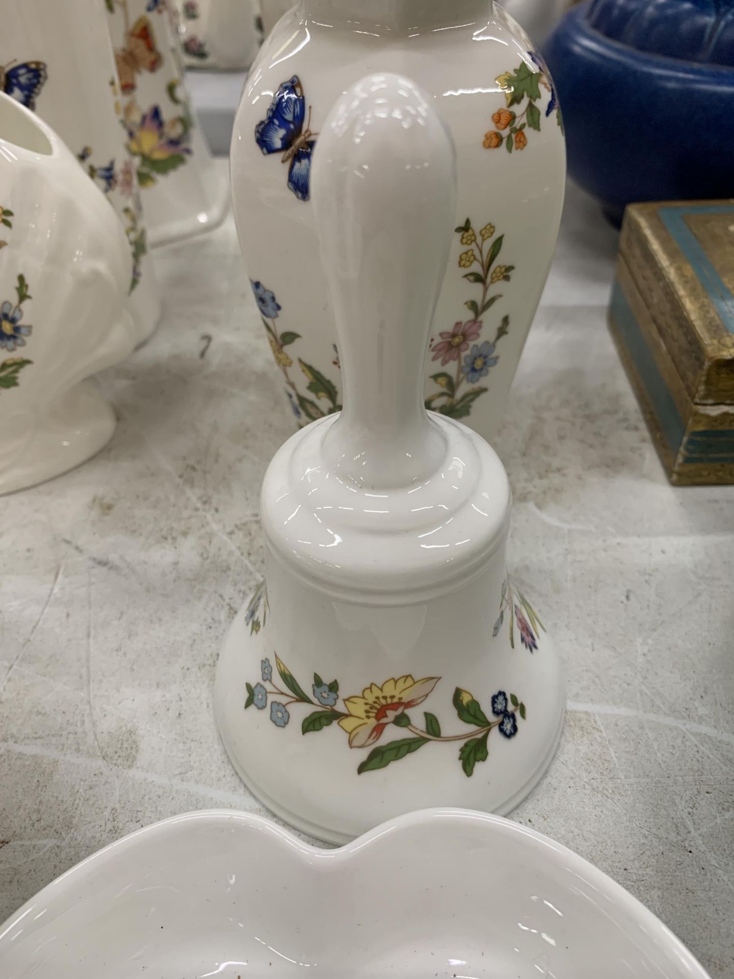 A QUANTITY OF AYNSLEY COTTAGE GARDEN TO INCLUDE A FOOTED PEDESTAL BOWL, VASES, BELL, TRINKET DISHES, - Bild 3 aus 7