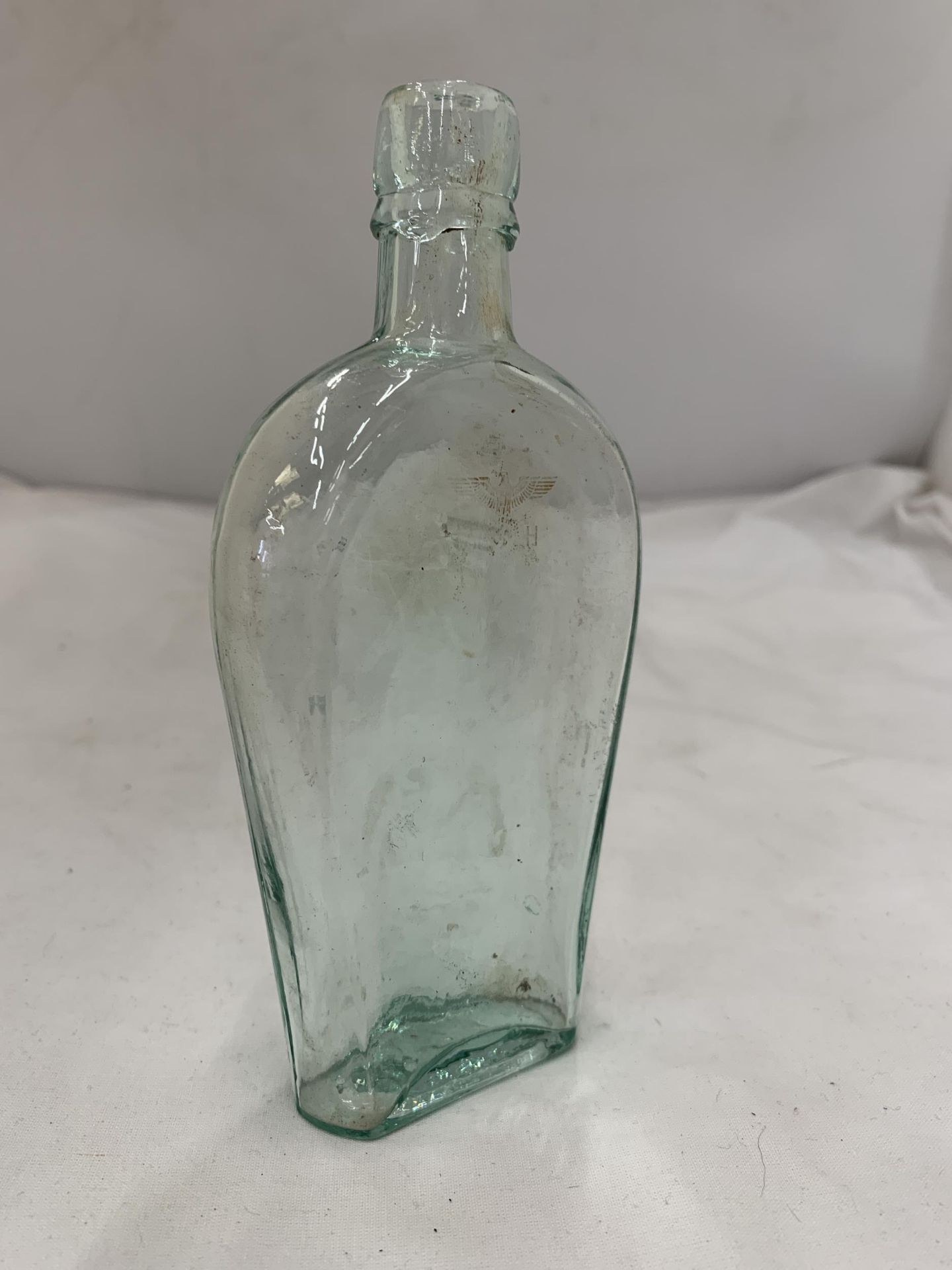 A VINTAGE GERMAN BOTTLE WITH A GOLD SWASTIKA - Image 3 of 8