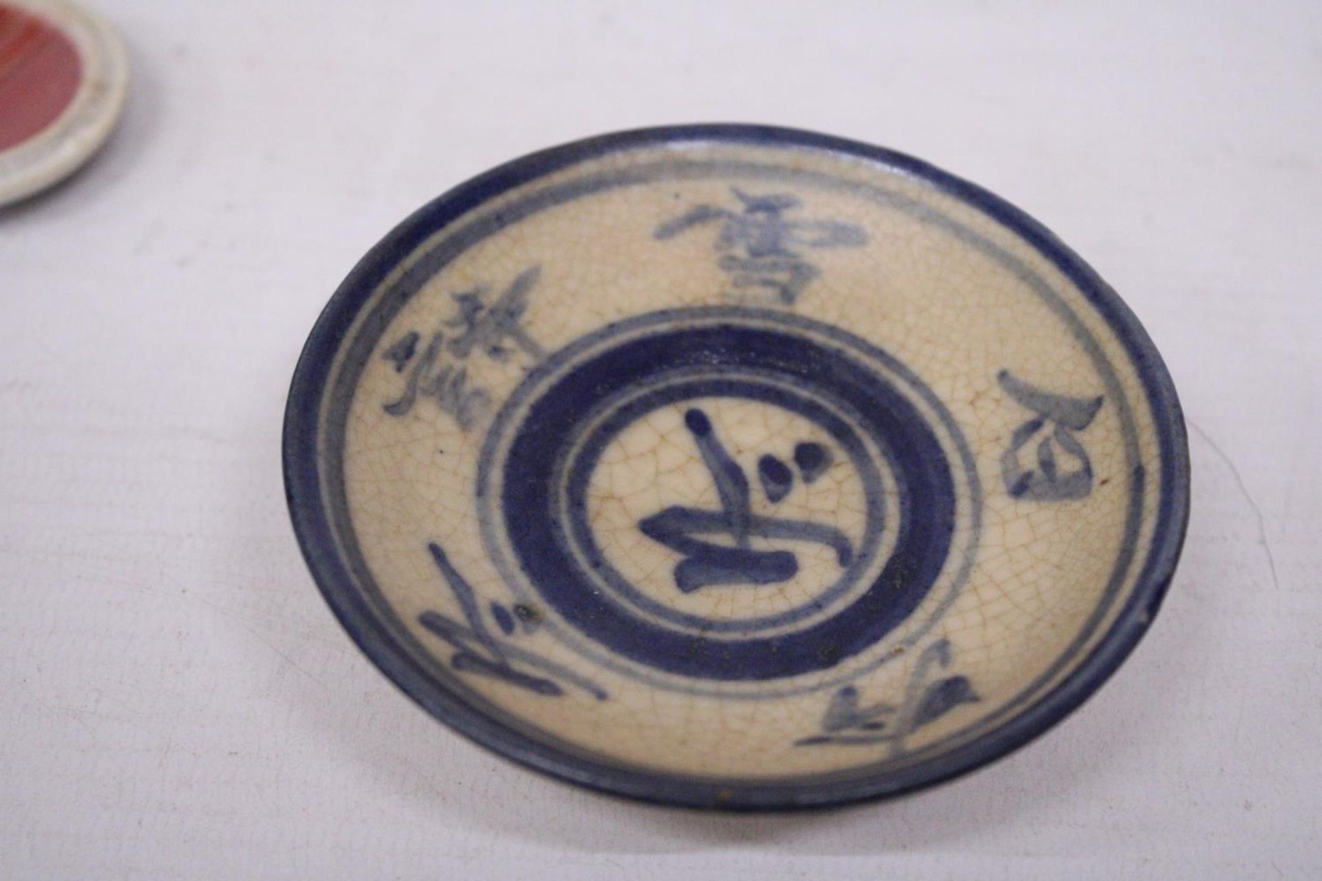 A COLLECTION OF BLUE & WHITE CHINESE CERAMICS (6) TO INCLUDE THREE SNUFF BOTTLES WITH MARKS TO THE - Image 6 of 7
