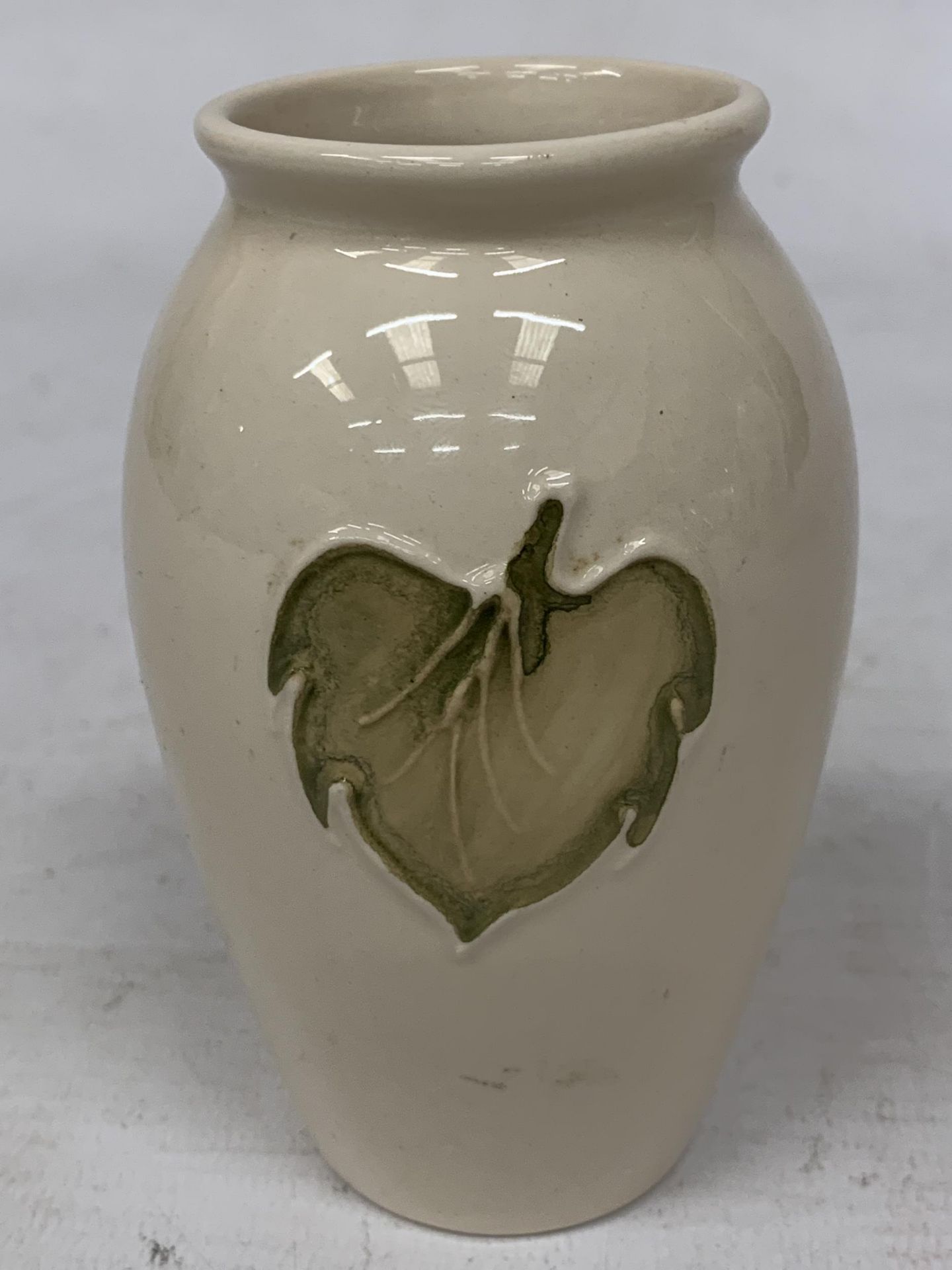 AN UNMARKED SMALL MOORCROFT CAMPANULA VASE - Image 2 of 2