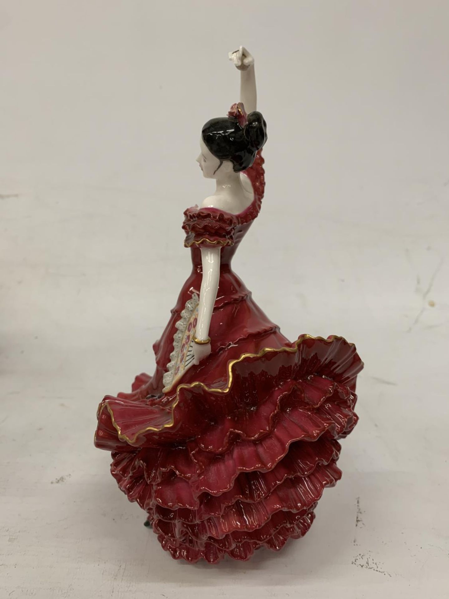 A COALPORT FIGURINE "FLAMENCO" FROM THE COLLECTION A PASSION FOR DANCE ISSUED IN A LIMITED EDITION - Bild 4 aus 5