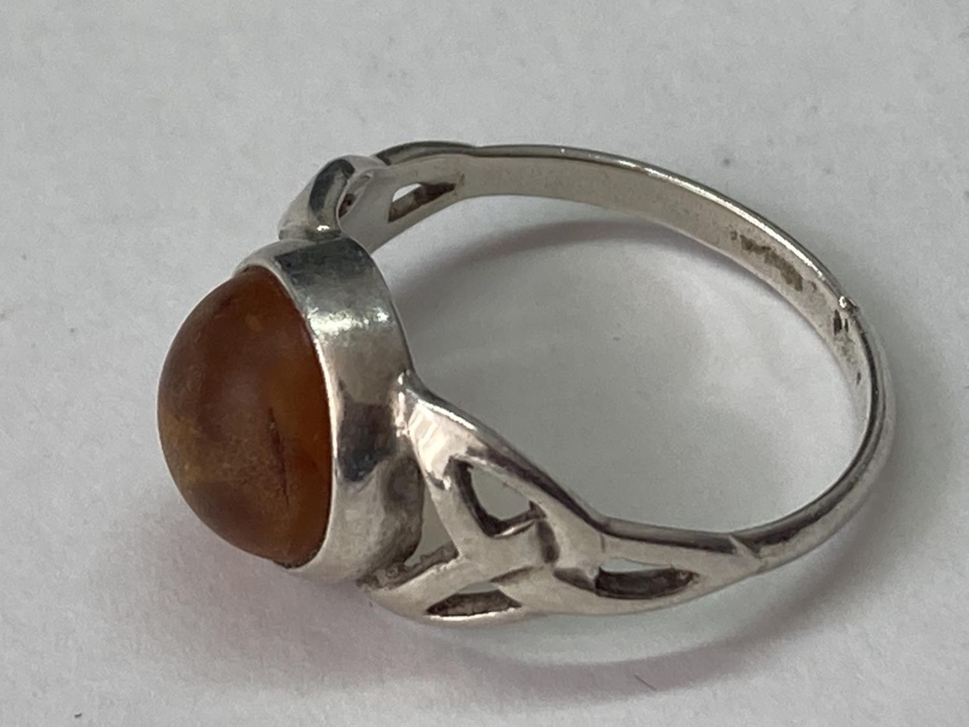 A MARKED SILVER AND AMBER RING SIZE Q/R - Image 6 of 6