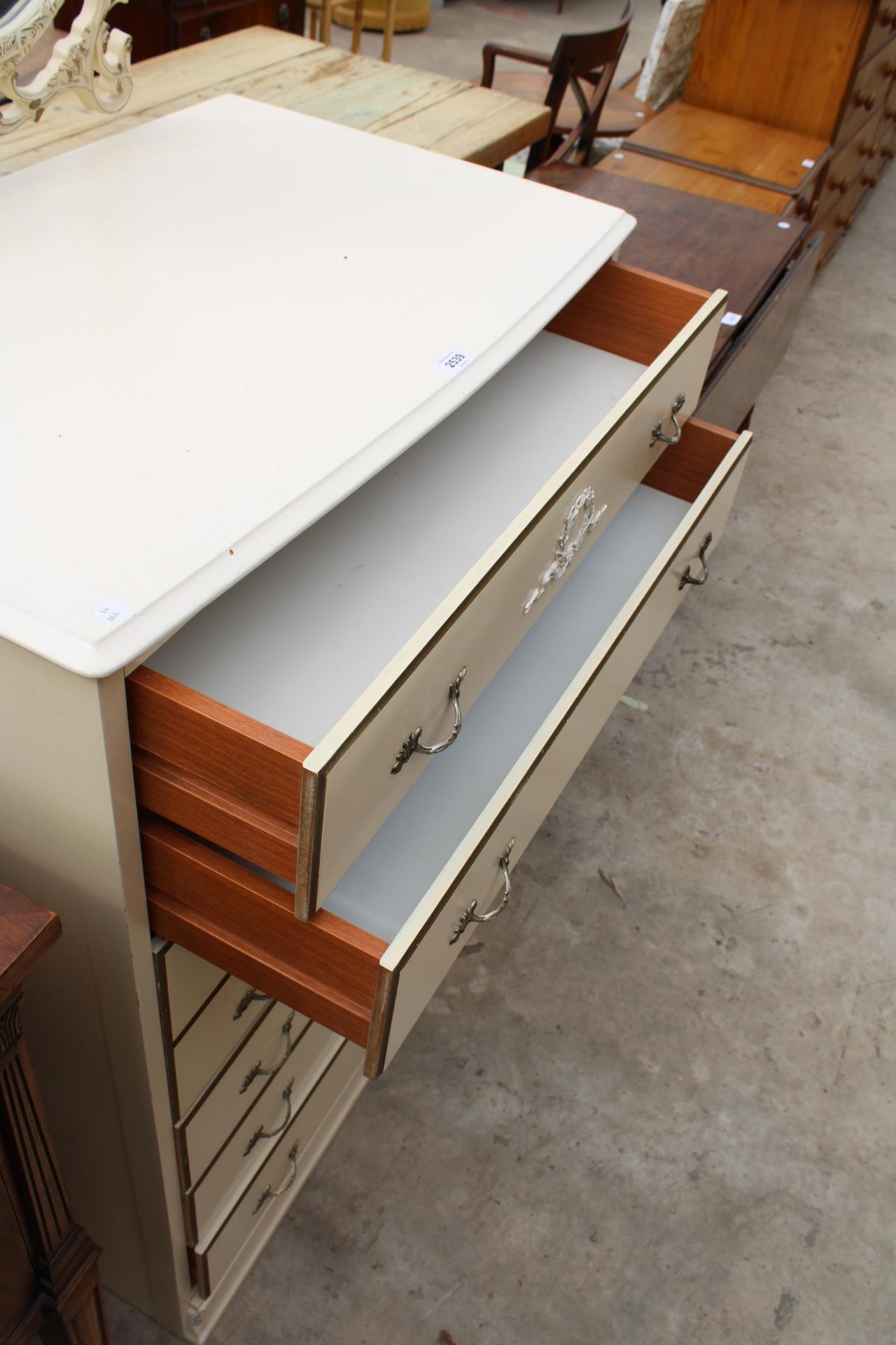 A MODERN CREAM AND GILT DRESSING CHEST WITH SEVEN DRAWERS AND SWING MIRROR, 31" WIDE - Image 3 of 4