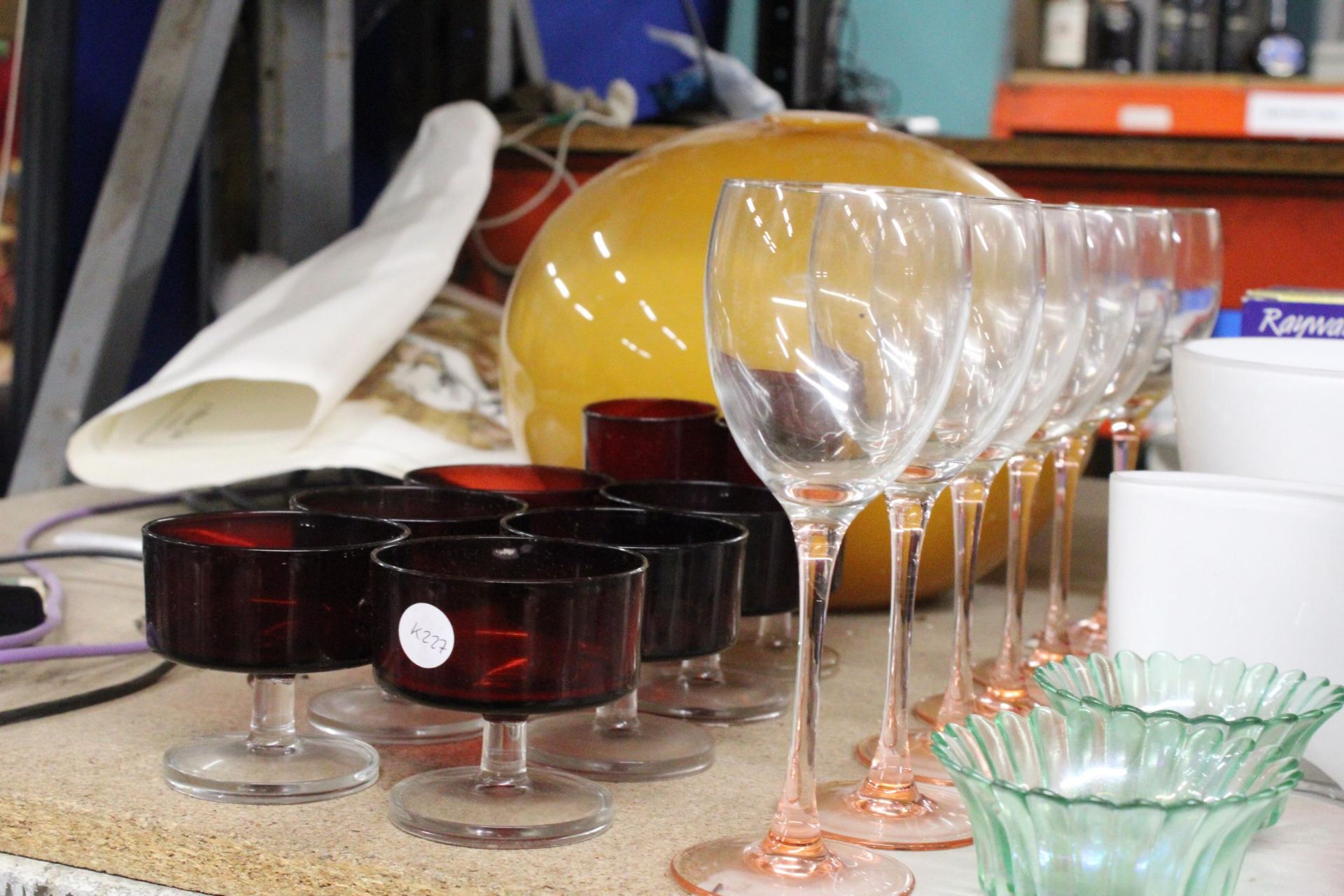 A QUANTITY OF GLASSWARE INCLUDING COLOURED WINE GLASSES, RUBY DESSERT BOWLS, A CRANBERRY JUG, - Image 2 of 4