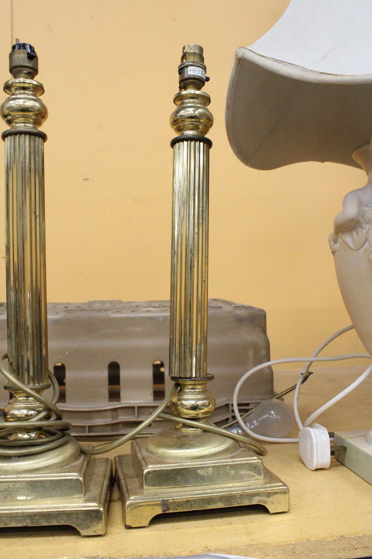 A PAIR OF HEAVY BRASS PEDESTAL ELECTRIC CANDLE STICKS LAMPS - APPROXIMATELY 47CM HIGH - Bild 4 aus 4