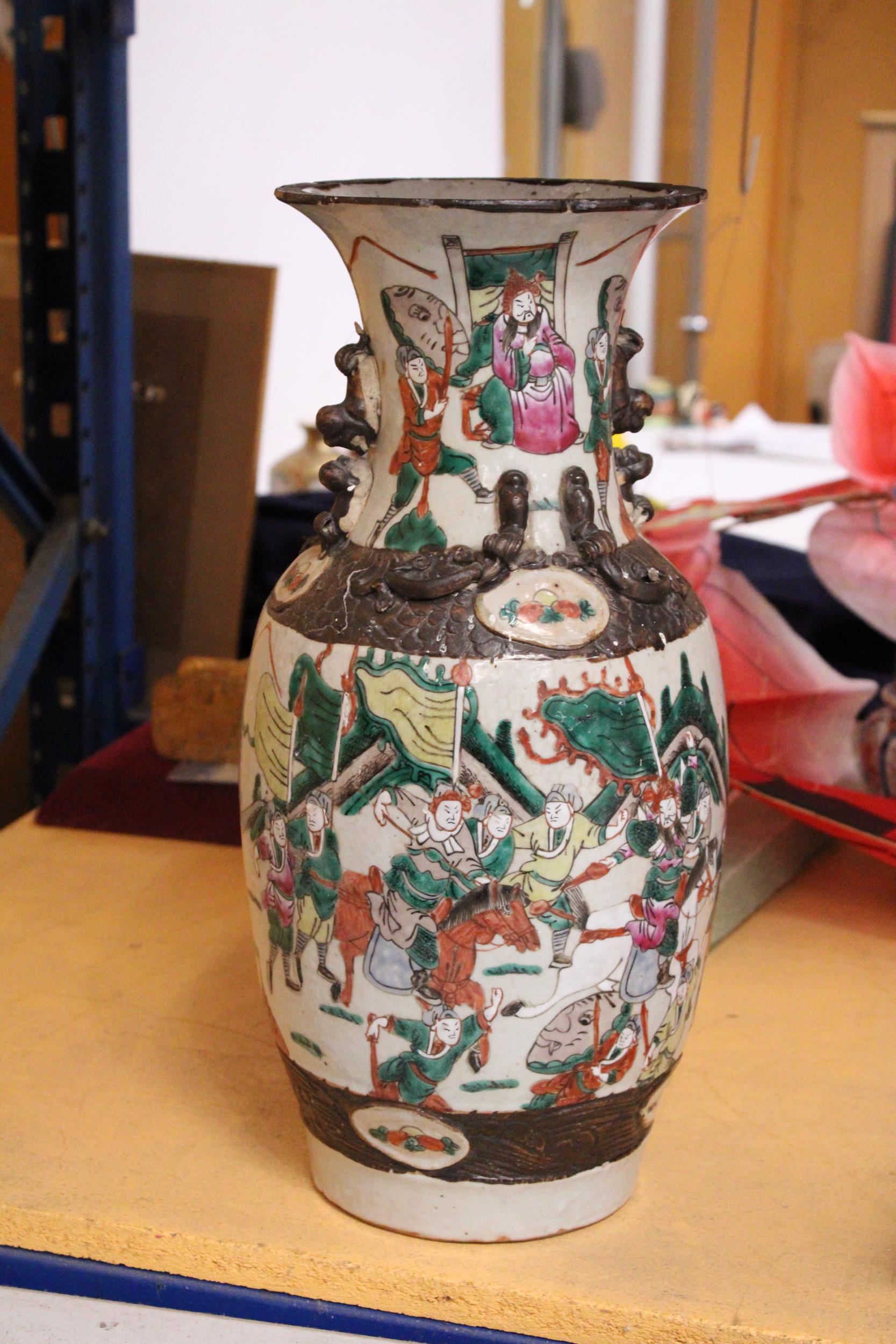 A CHINESE NANKING VASE DECORATED WITH WARRIORS - 44 CM