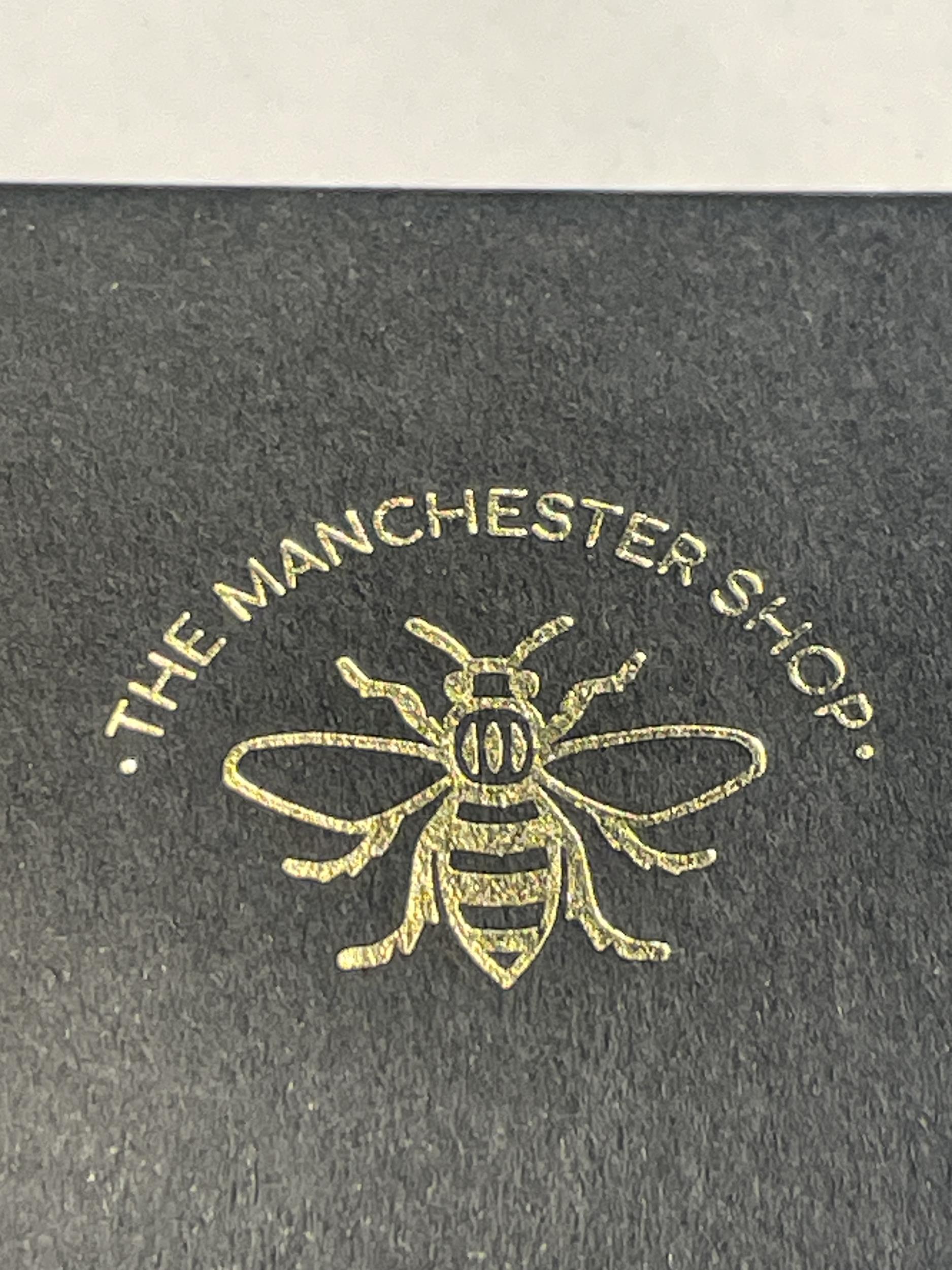 A MANCHESTER BEE BROOCH FROM THE MANCHESTER SHOP IN A PRESENTATION BOX - Image 4 of 4