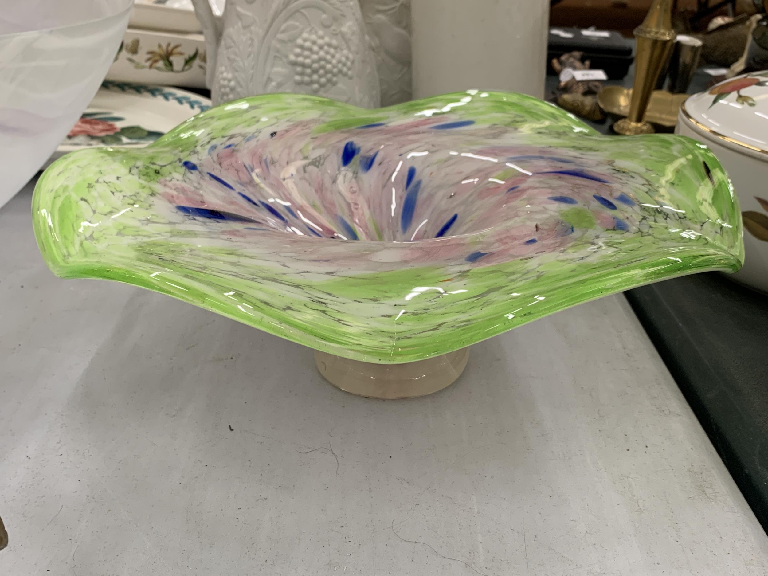 AN ART GLASS MURANO STYLE FLARED GLASS FOOTED BOWL - Image 2 of 3