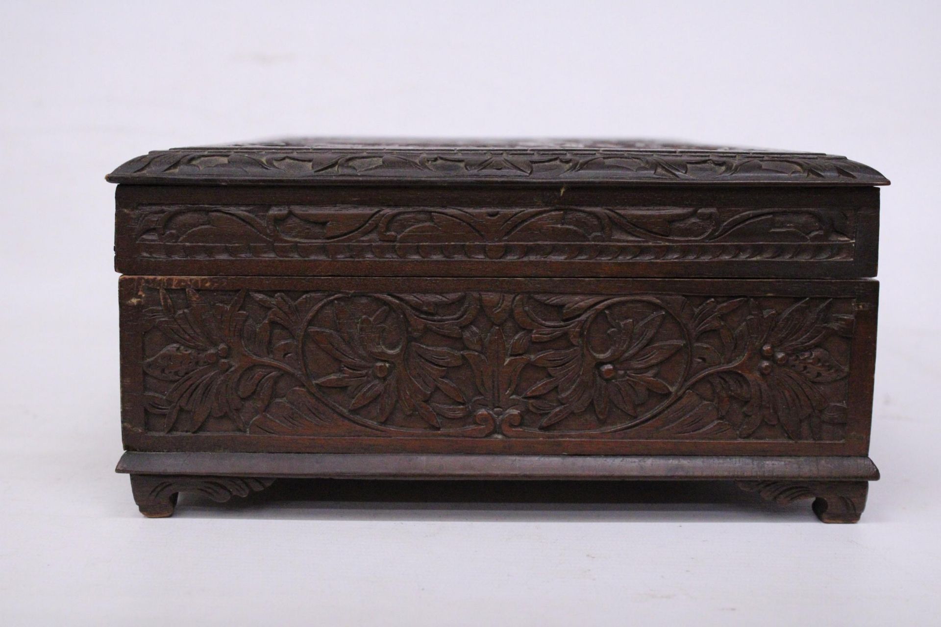 AN ANGLO INDIAN HEAVILY CARVED BOX WITH KEY - Image 5 of 6