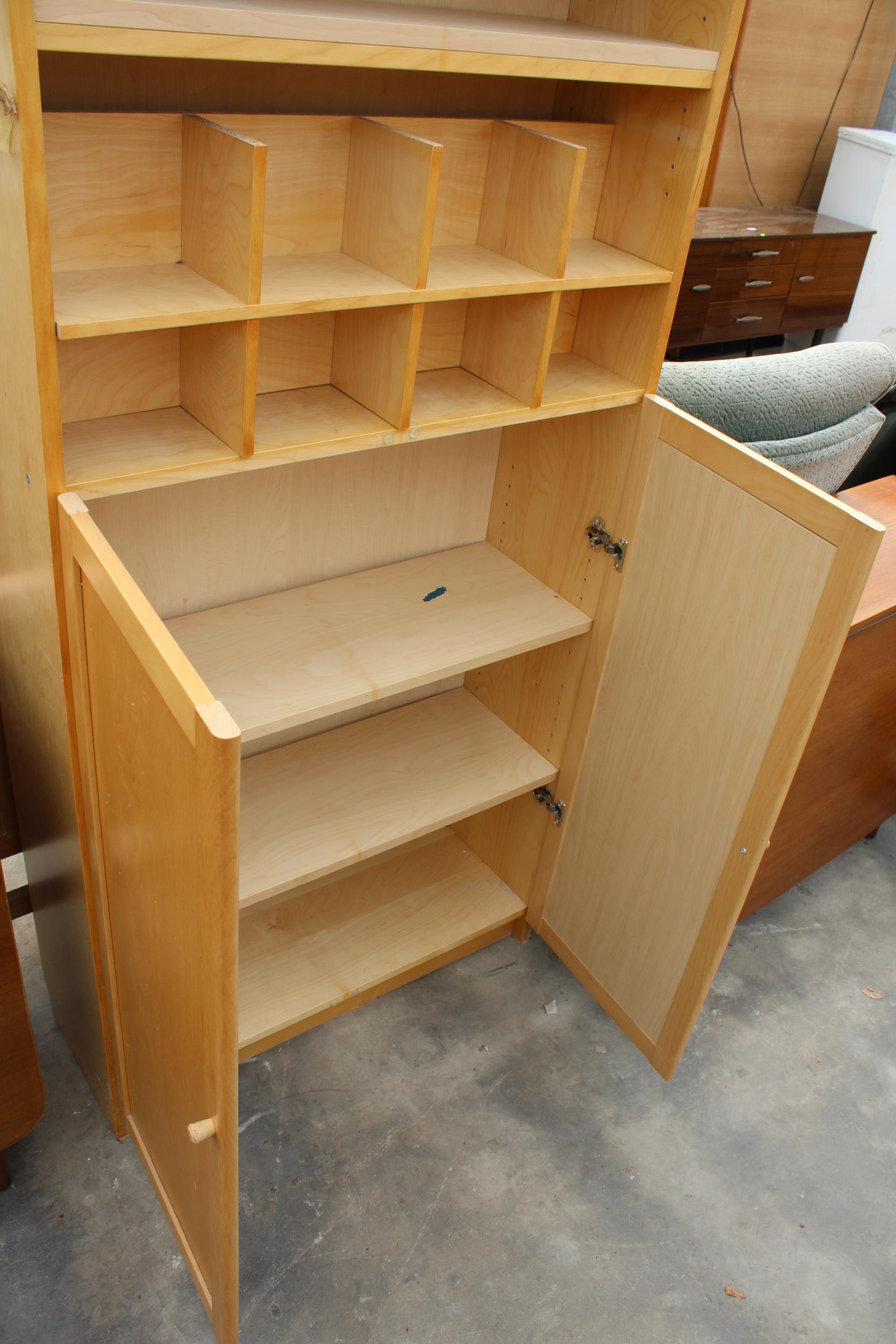 A MODERN PINE EFFECT STORAGE UNIT WITH CUPBOARDS AND SHELVES, 31.5" WIDE - Image 3 of 3