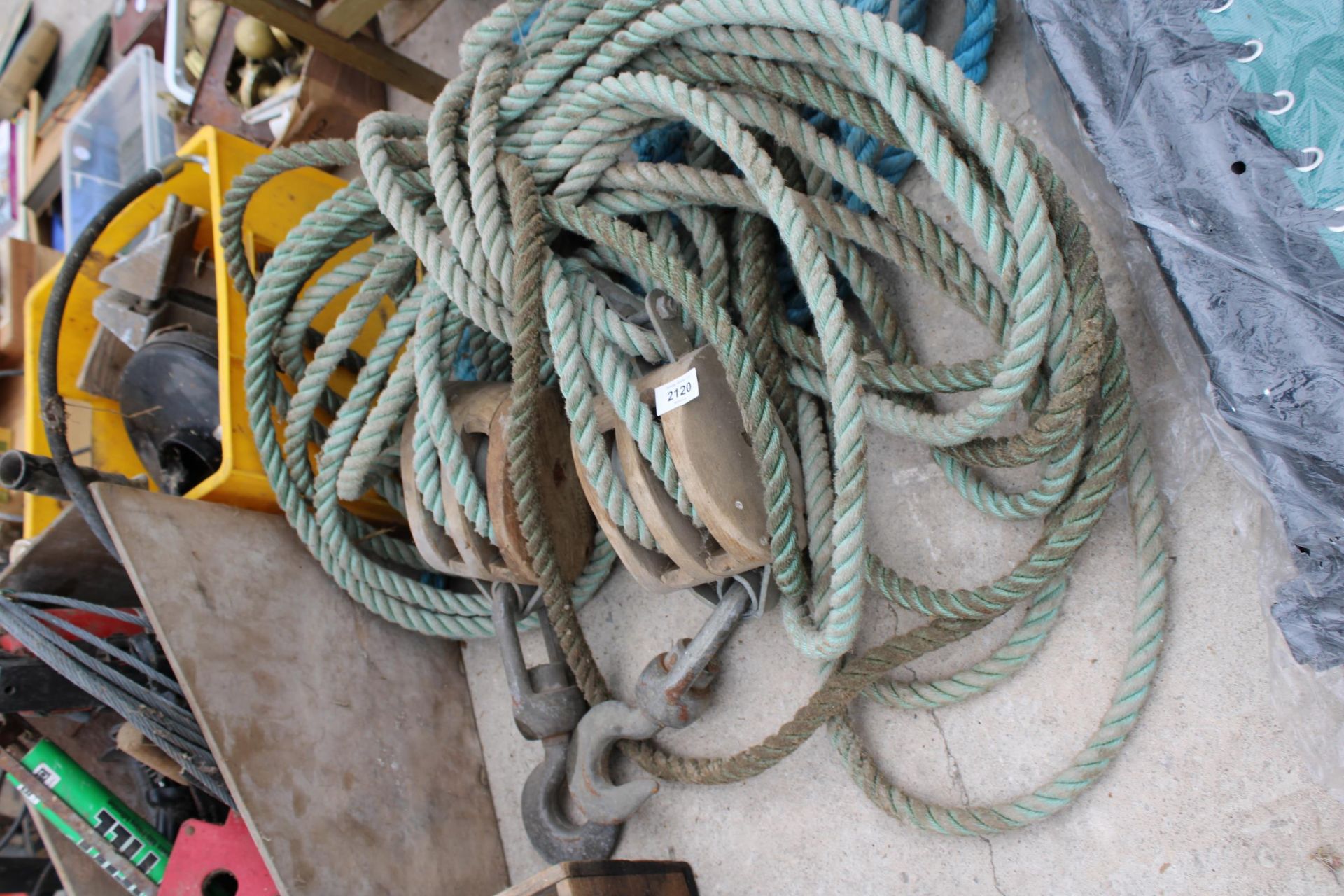 AN ASSORTMENT OF ITEMS TO INCLUDE ROPE, PULLEY GHOOKS AND A VICE ETC - Image 2 of 3