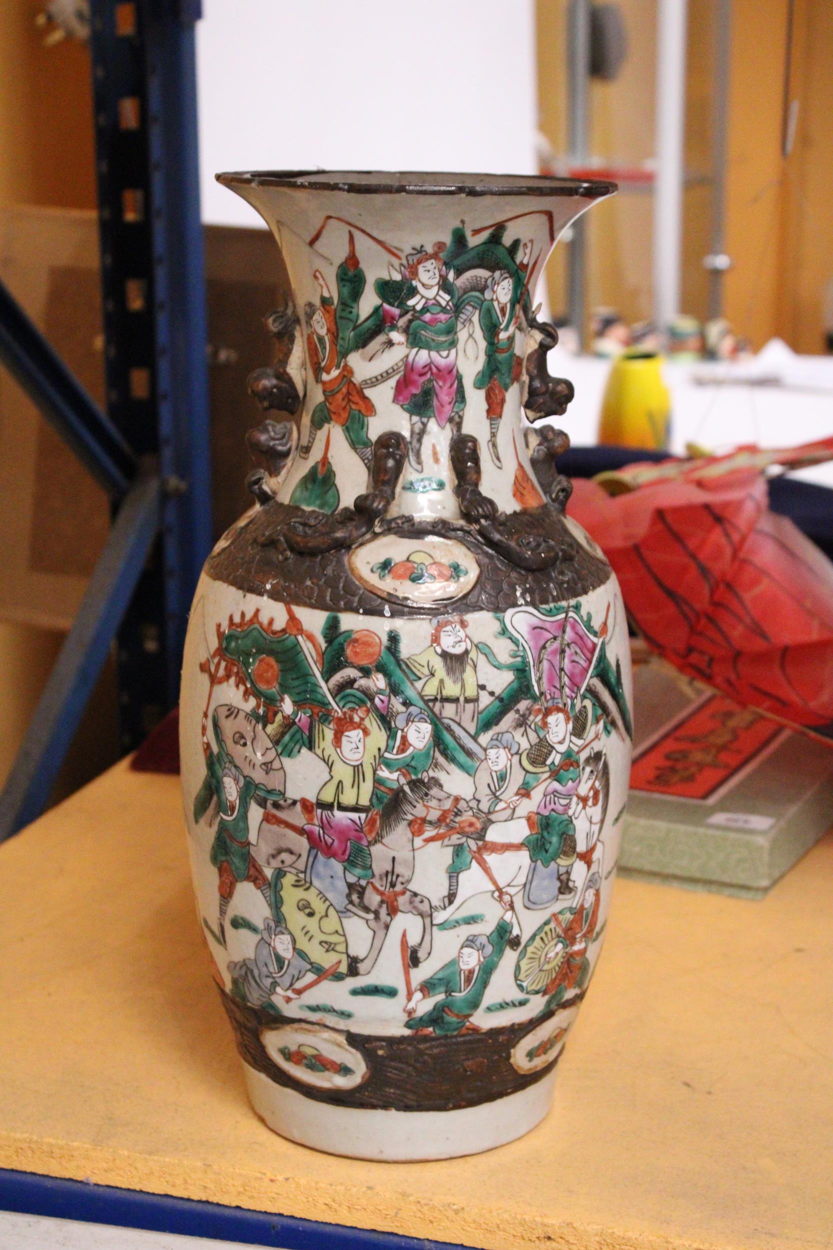 A CHINESE NANKING VASE DECORATED WITH WARRIORS - 44 CM - Image 3 of 5