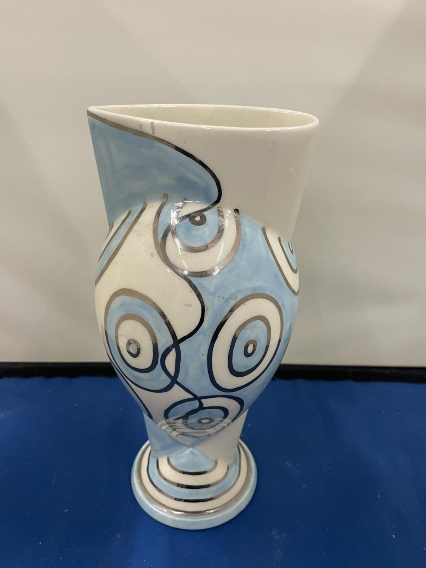 A LIMITED EDITION 8/250 SMIC VASE BY COLIN DOWNES IN THE STYLE OF CLARICE CLIFF - Image 6 of 8