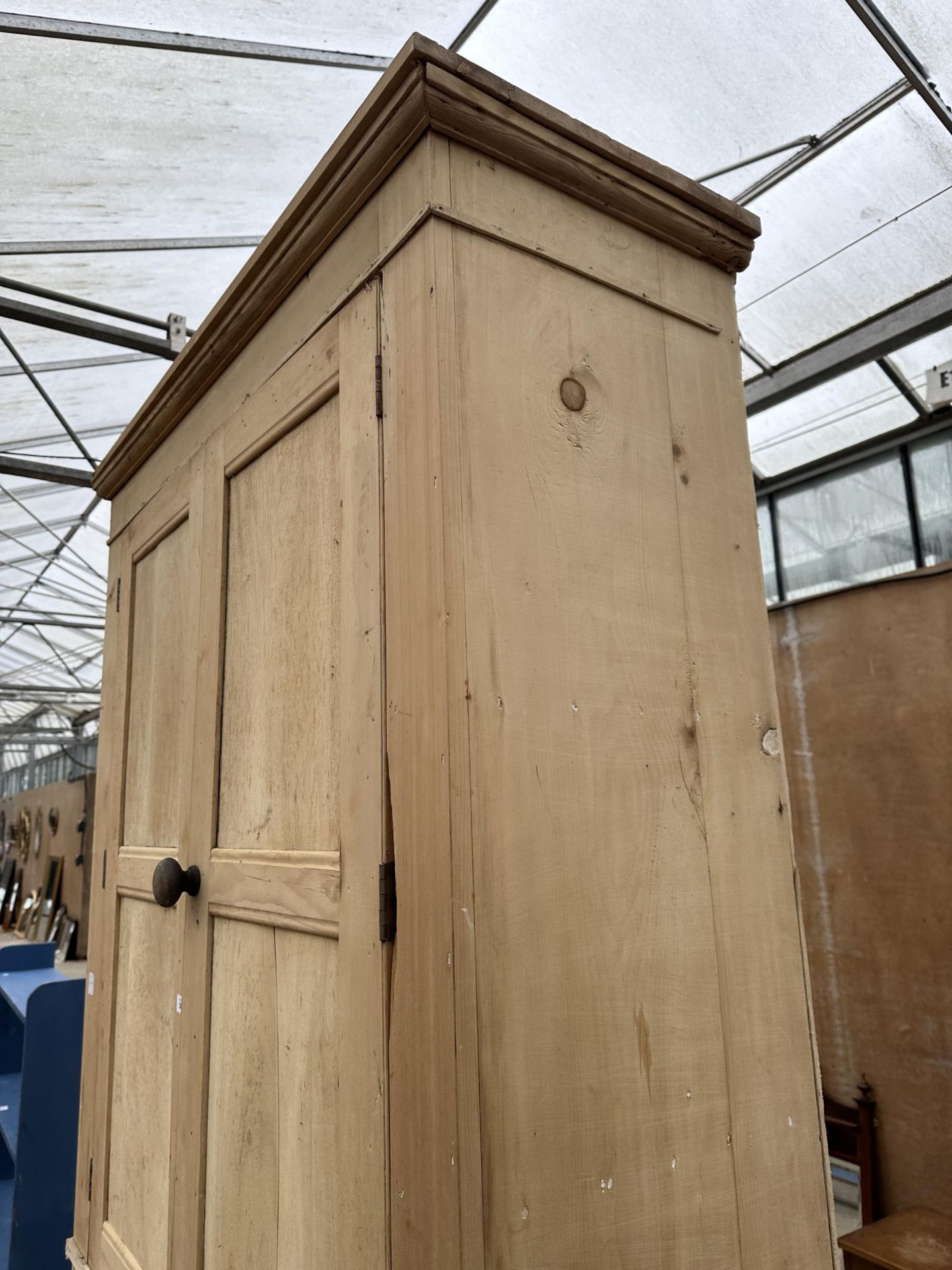 A VICTORIAN PINE TWO DOOR HOUSEKEEPERS CUPBOARD WITH TWO SHORT AND TWO LONG DRAWERS TO BASE, 48" - Bild 3 aus 6