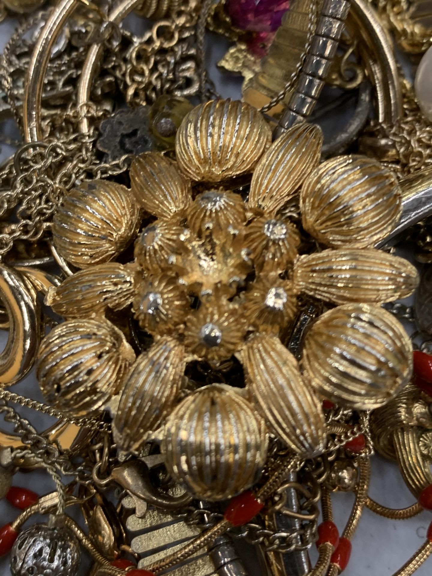 A QUANTITY OF YELLOW METAL COSTUME JEWELLERY - Image 5 of 5