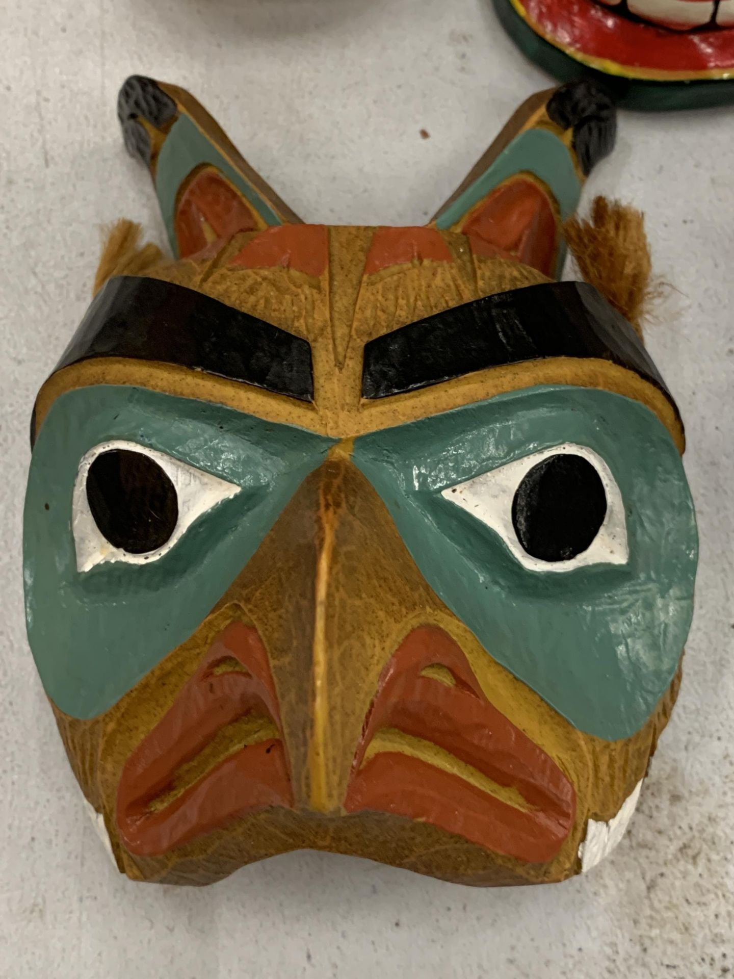 A COLLECTION OF TRIBAL MASKS - Image 4 of 5