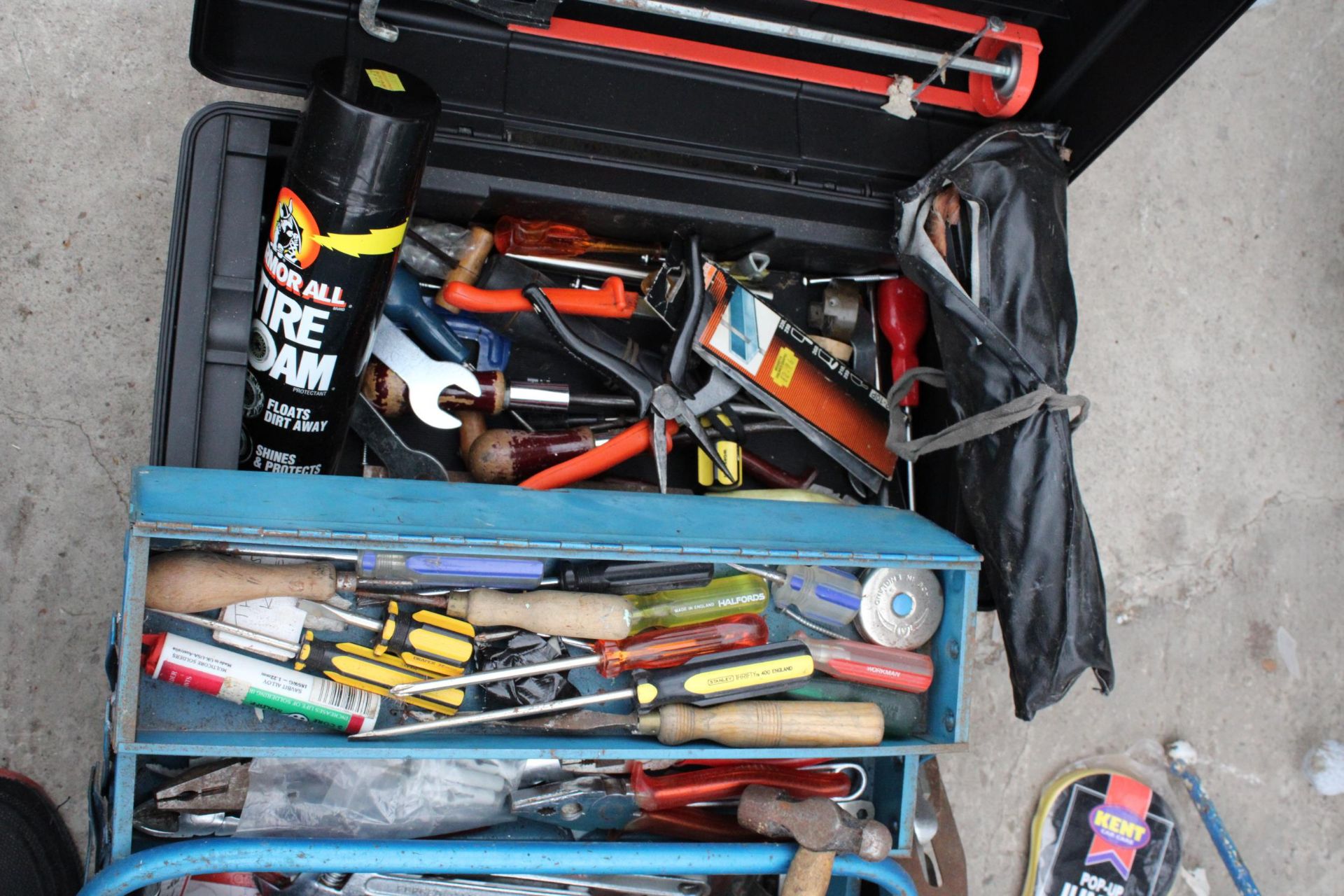 FOUR VARIOUS TOOL BOXES WITH AN ASSORTMENT OF TOOLS TO INCLUDE SCREW DRIVERS, SPANNERS AND A WOOD - Image 3 of 5