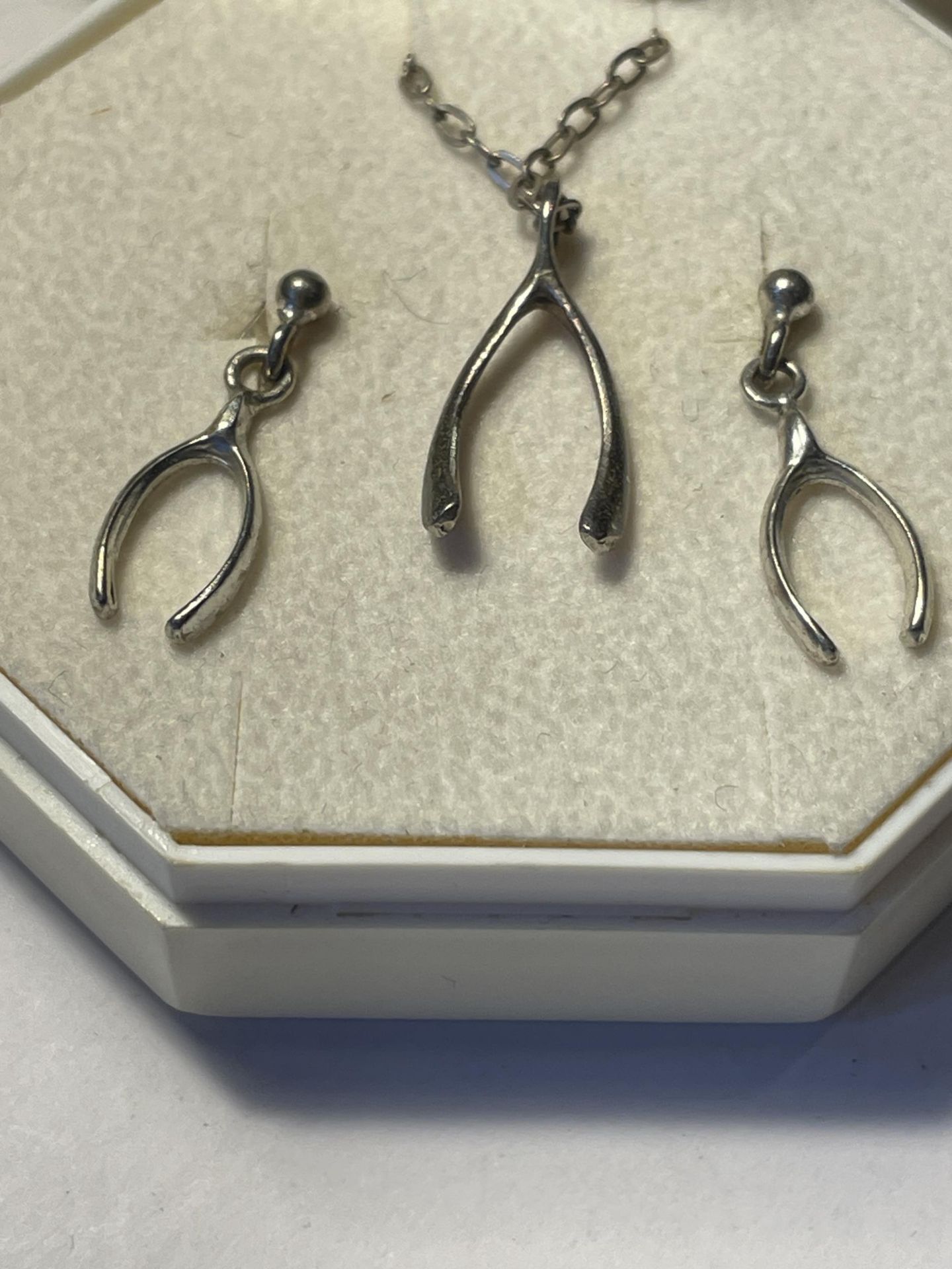 A SILVER WISHBONE NECKLACE AND EARRINGS SET IN A PRESENTATION BOX - Image 2 of 2