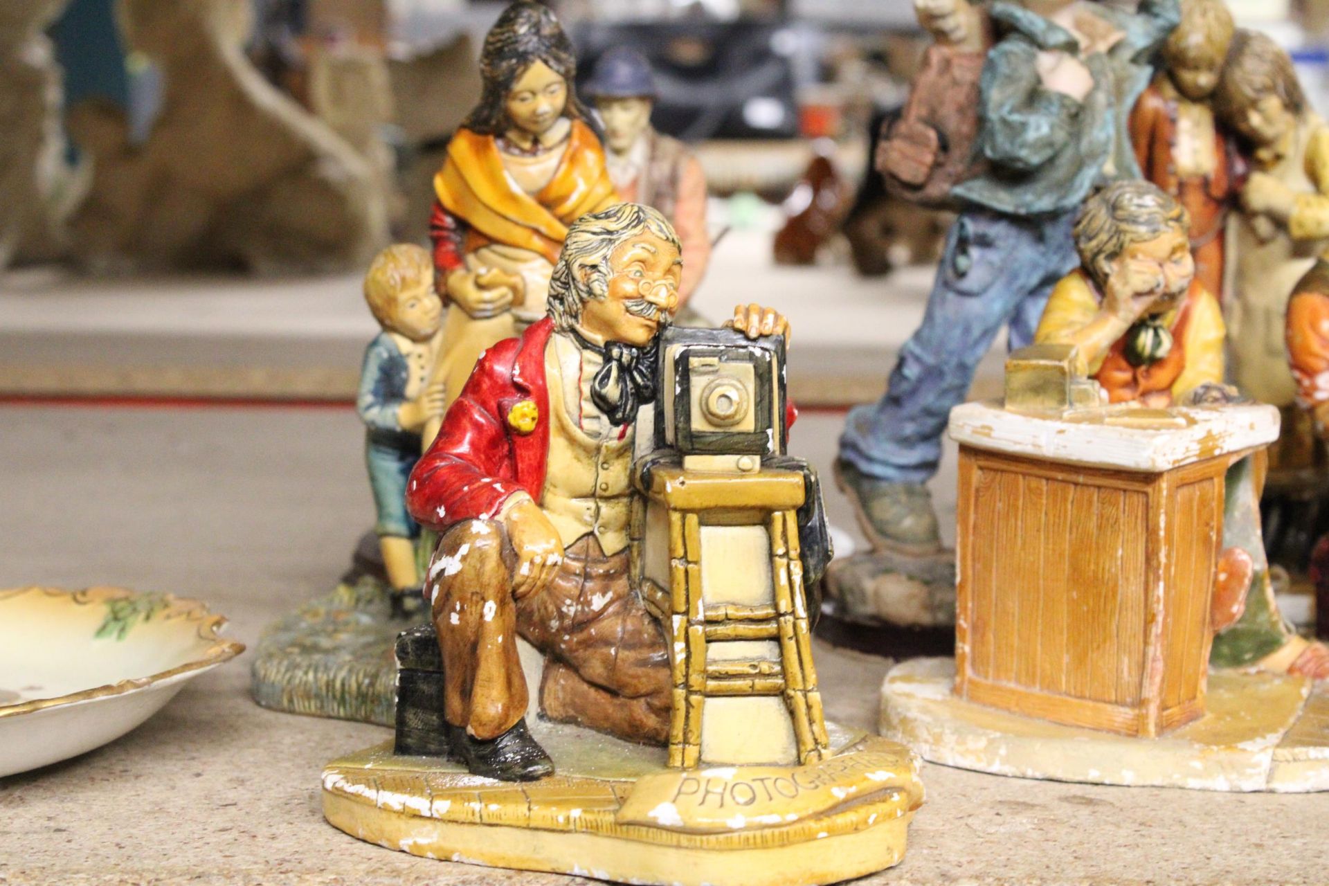 A QUANTITY OF EIGHT VINTAGE FIGURES TO INCLUDE CHALKWARE, ETC - Image 2 of 7