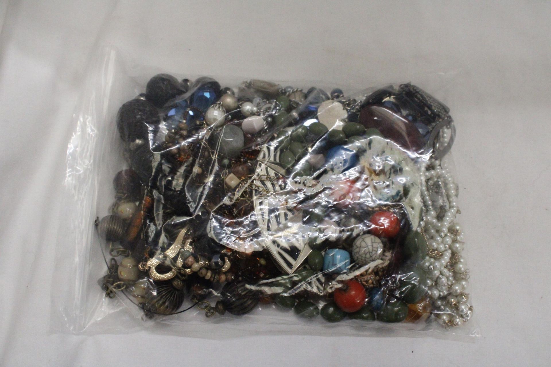 A BAG OF VINTAGE COSTUME JEWELLERY - Image 2 of 5
