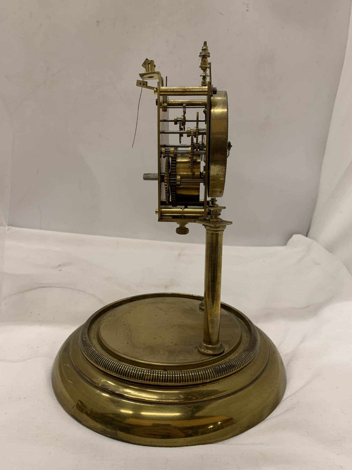 AN EARLY 20TH CENTURY ANNIVERSARY CLOCK WITH GLASS DOME - APPROXIMATELY 29CM - Image 7 of 8