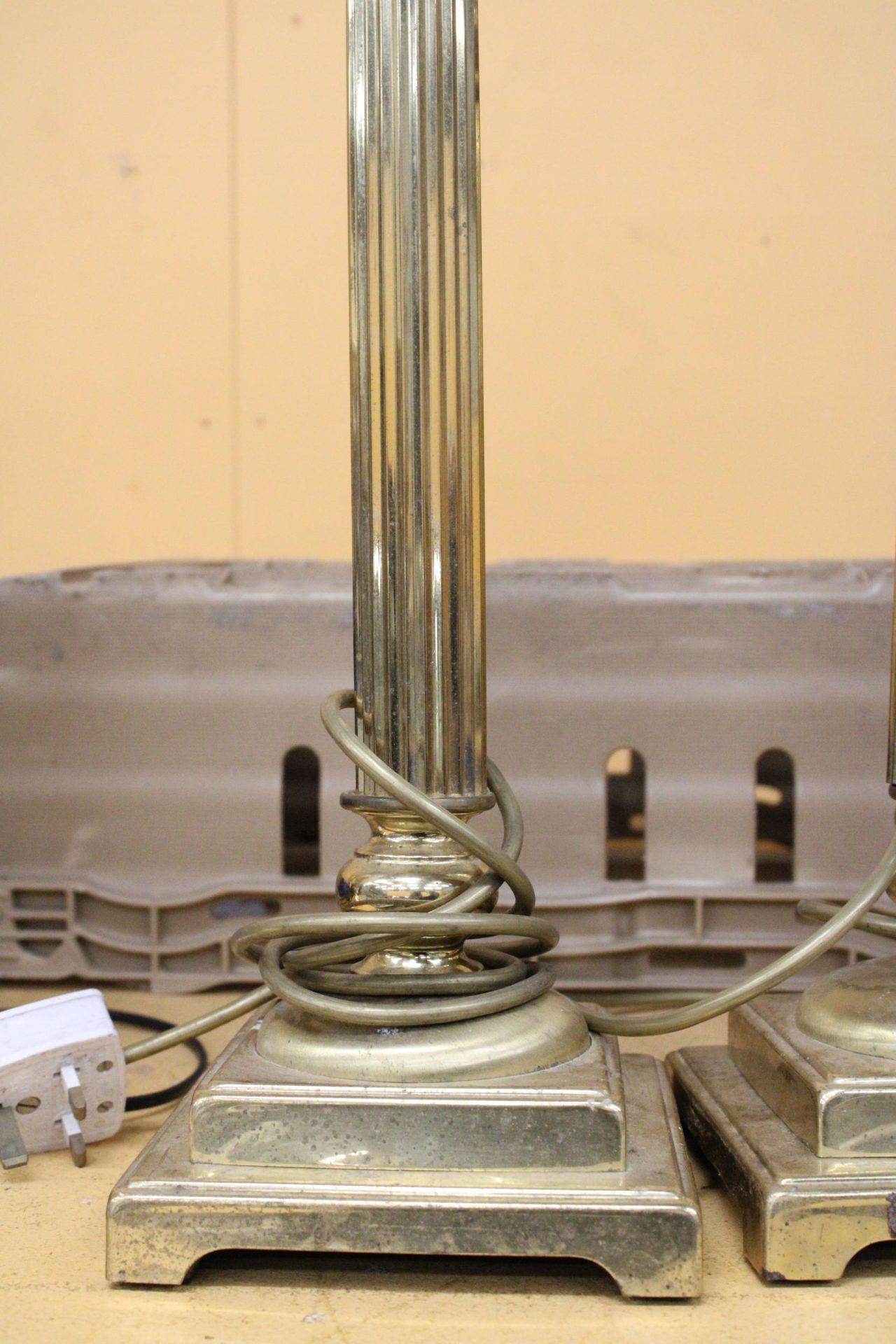 A PAIR OF HEAVY BRASS PEDESTAL ELECTRIC CANDLE STICKS LAMPS - APPROXIMATELY 47CM HIGH - Bild 3 aus 4