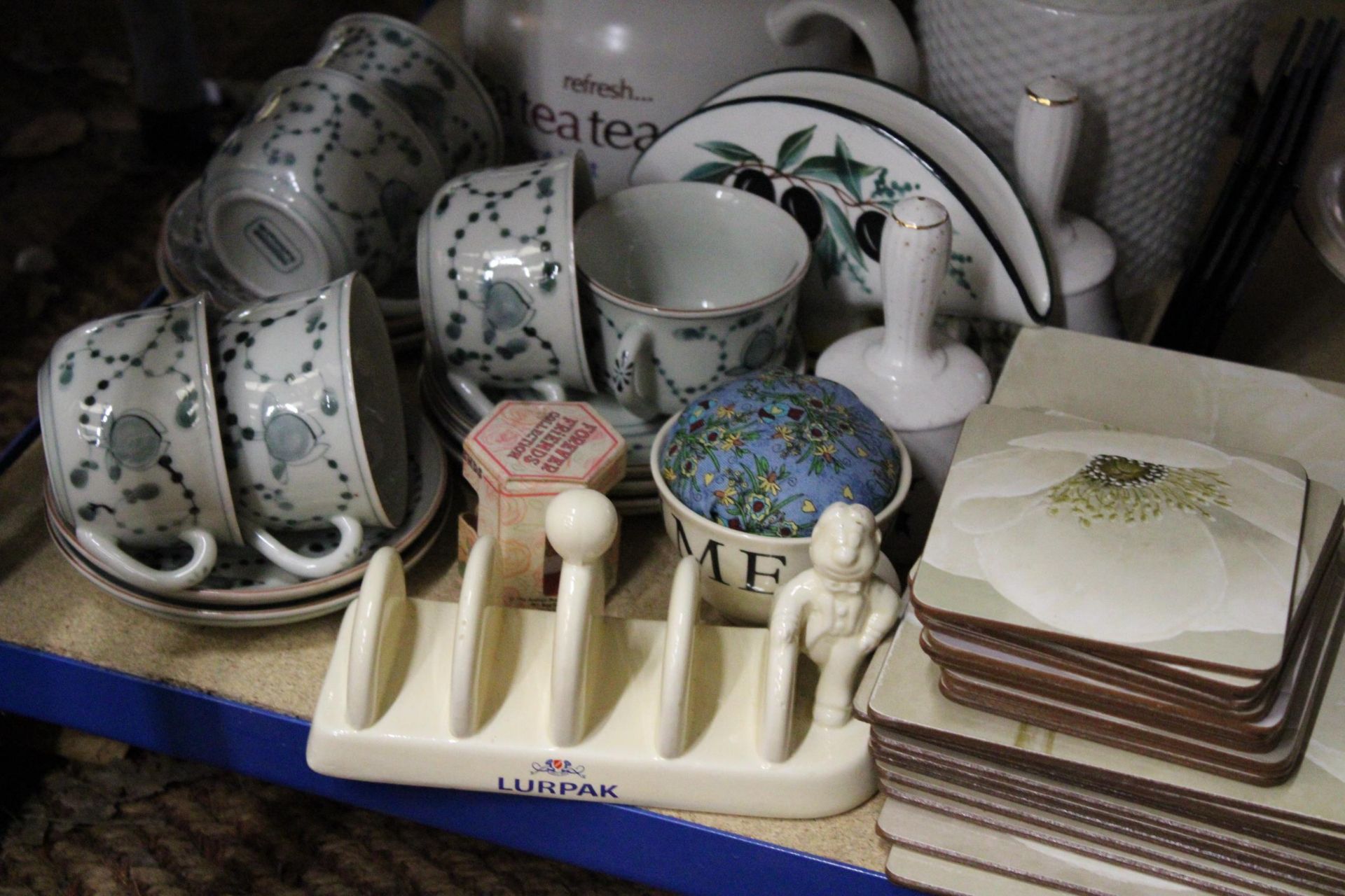 A LARGE MIXED LOT TO INCLUDE PLACEMATS, SPODE COASTERS, TEAPOTS, PLANTERS, ETC., - Image 3 of 6