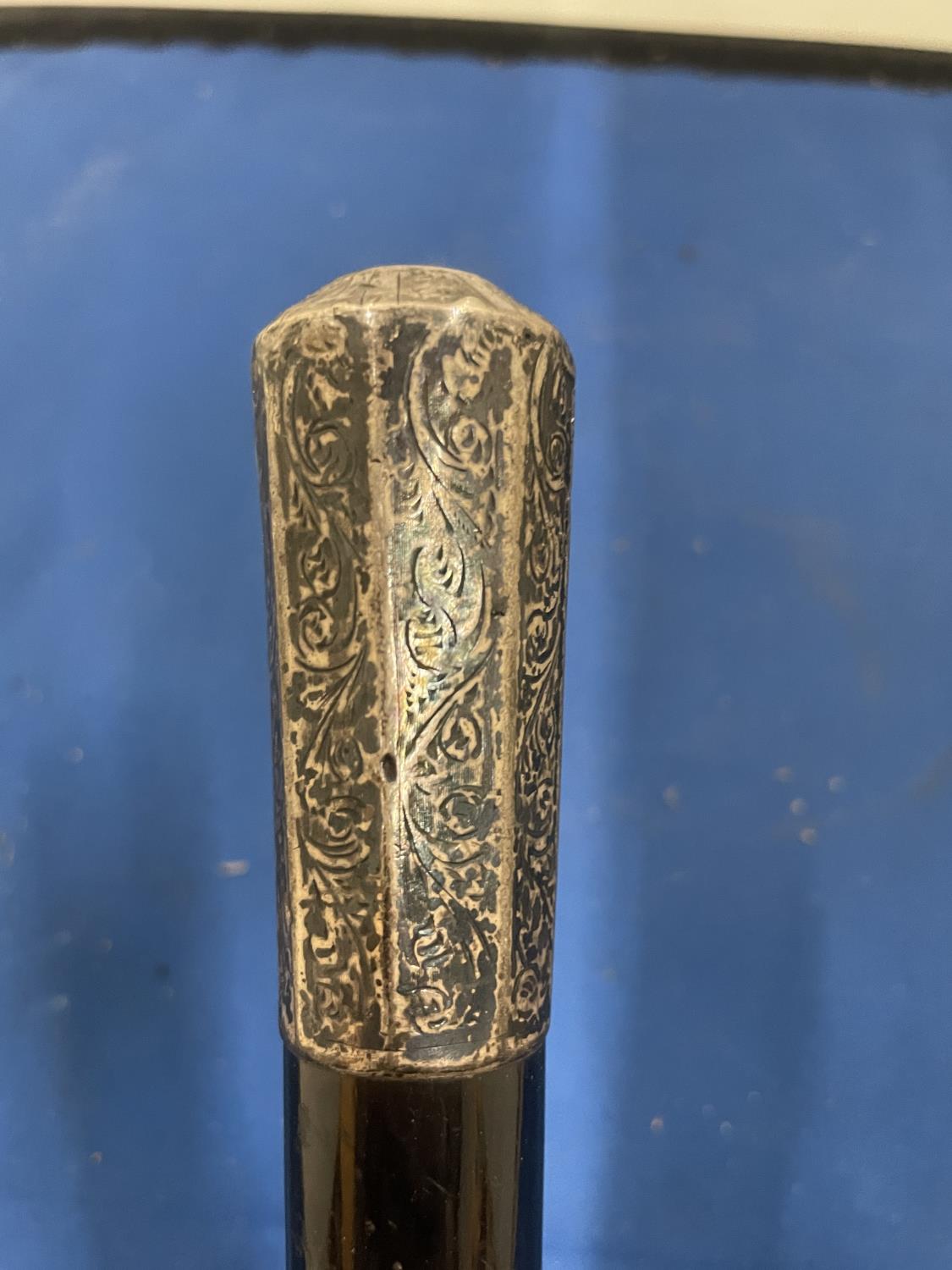 A WALKING CANE WITH A HALLMARKED LONDON SILVER TOP - Image 4 of 8