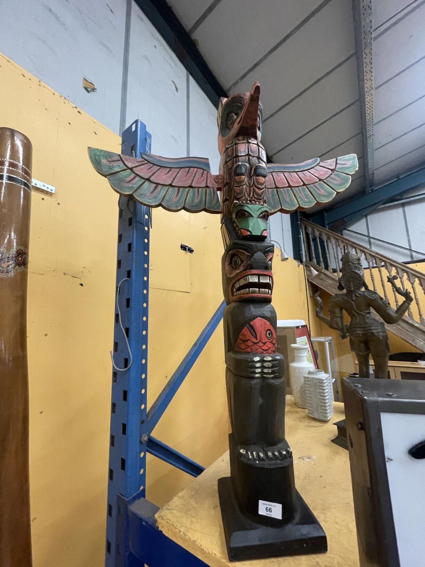 A CARVED WOODEN TOTEM POLE - Image 2 of 8