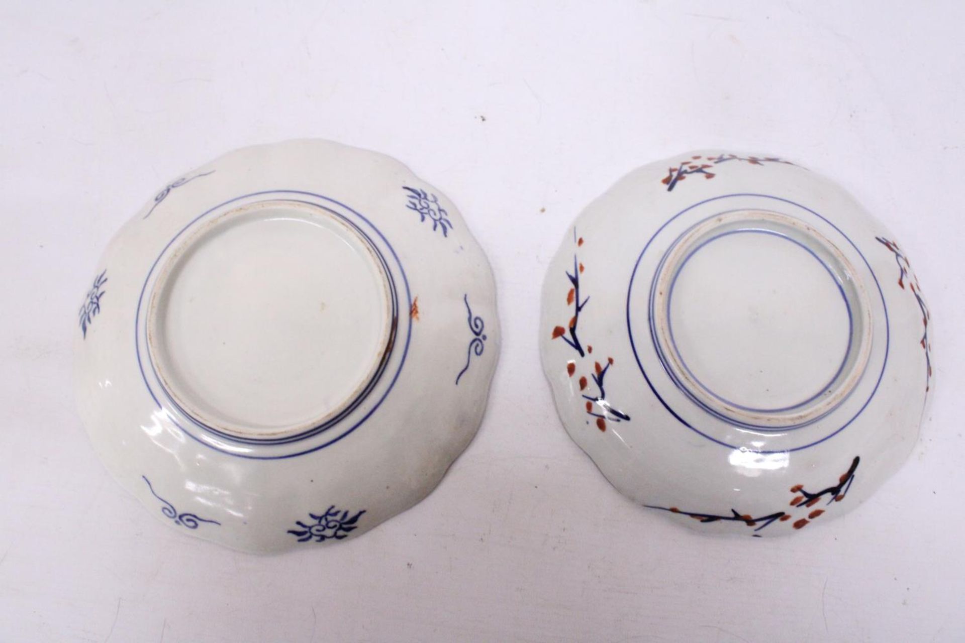 TWO ANTIQUE JAPANESE IMARI HAND PAINTED LOBED EDGED PLATES - 21 AND 22 CM - Bild 6 aus 6