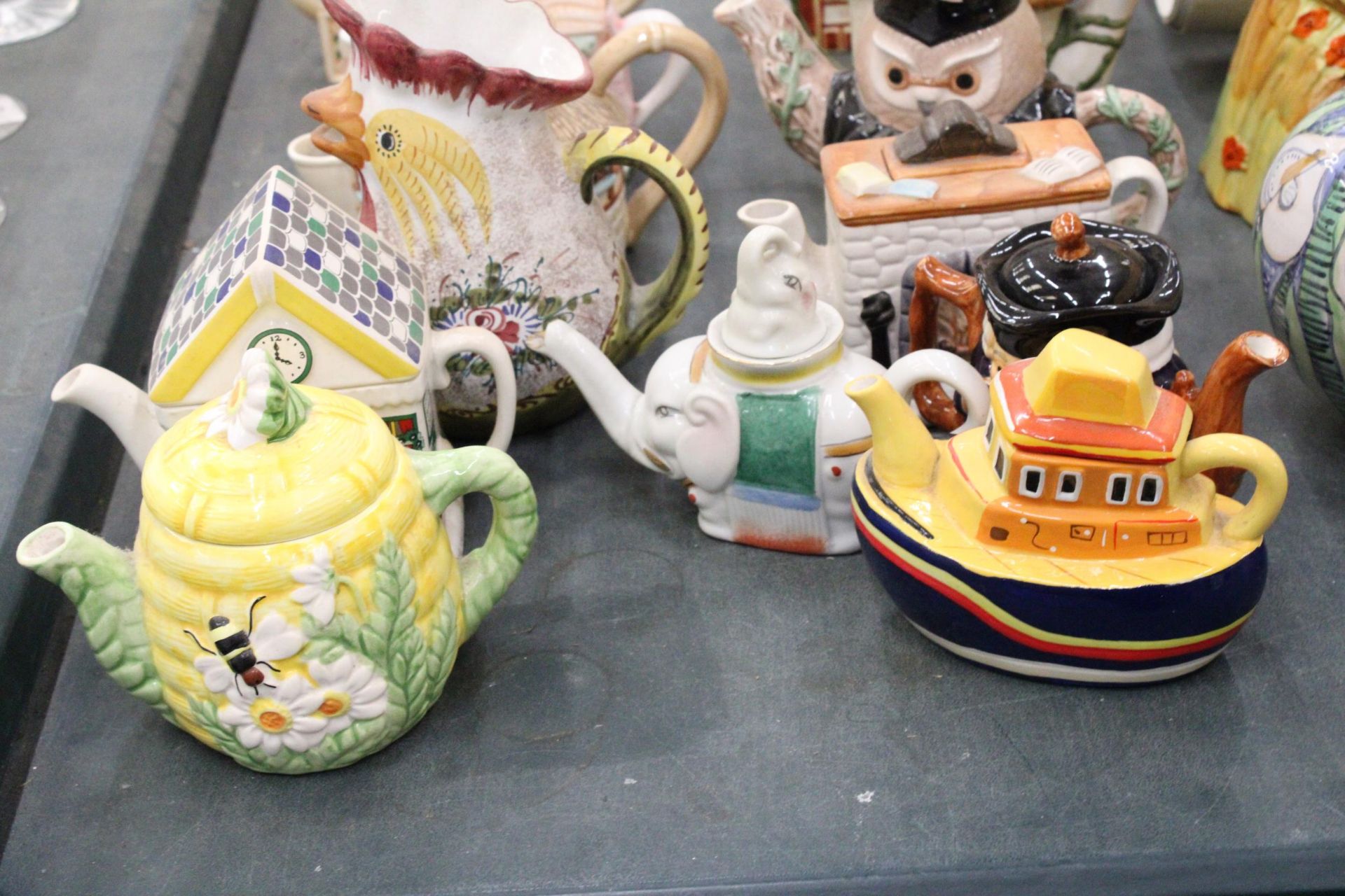 A LARGE QUANTITY OF NOVELTY TEAPOTS TO INCLUDE SHORTER AND SONS LTD, WADE, THE VILLAGE BY ANNIE ROWE - Image 2 of 4