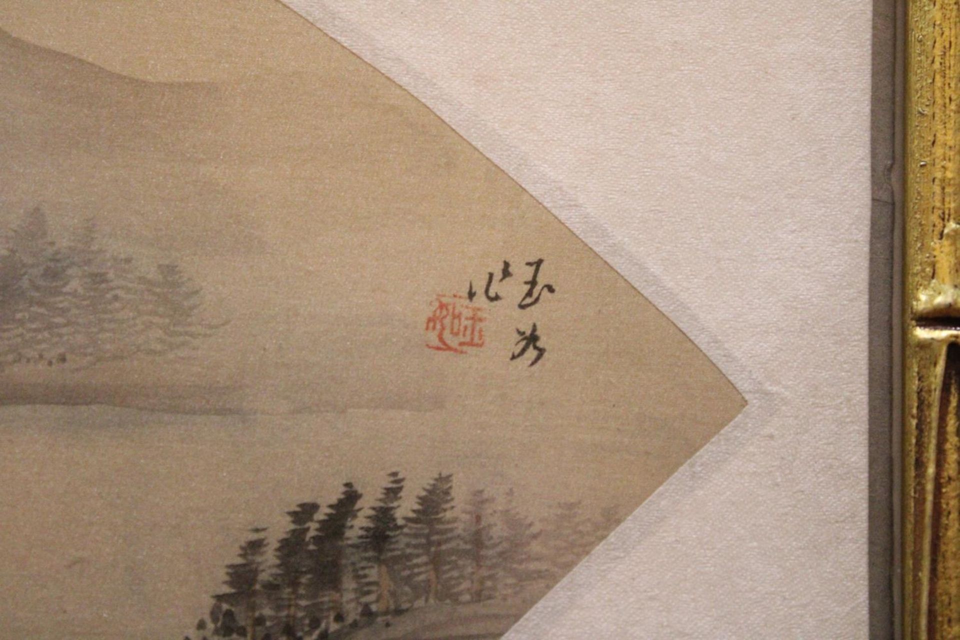 A CHINESE FAN PAINTING OF A LANDSCAPE IN BAMBOO FRAME - 49 X 29 CM - Image 4 of 4