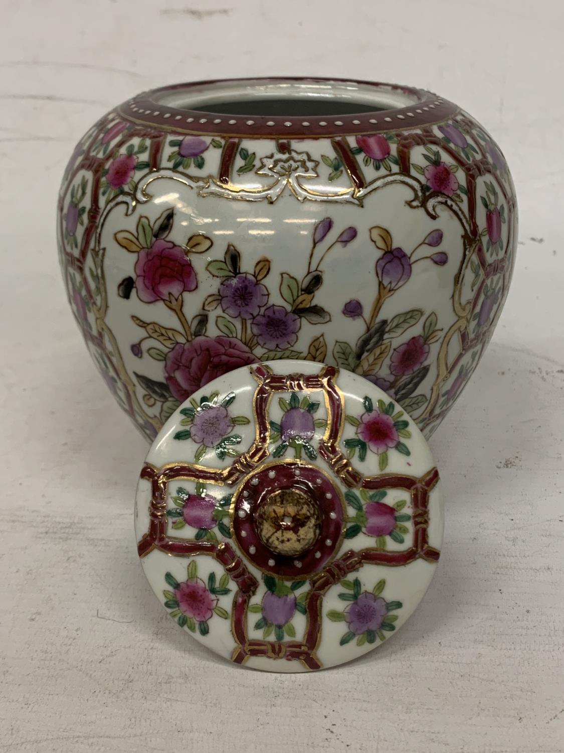 AN ORNATE CHINESE GINGER JAR/URN - Image 3 of 4