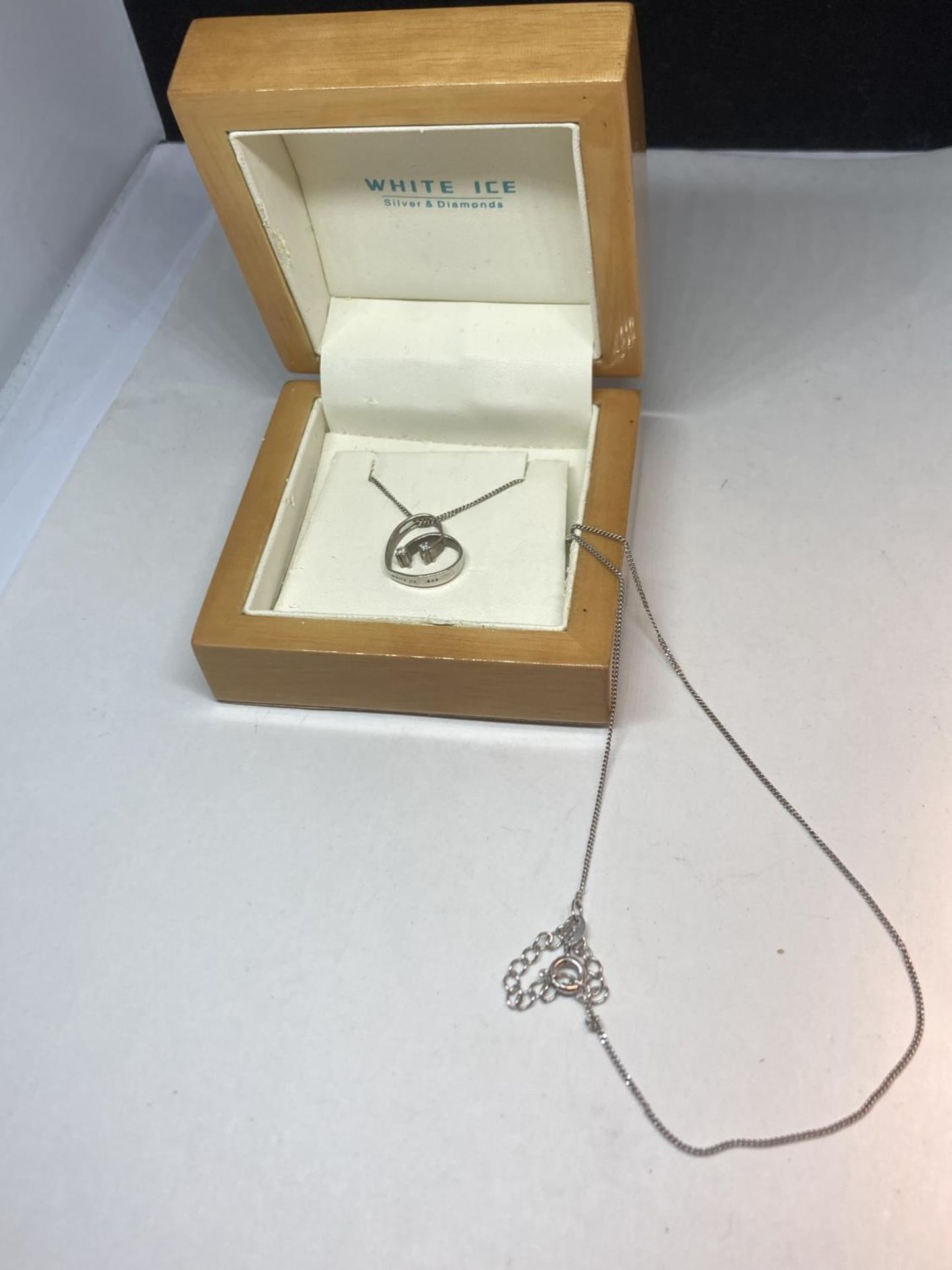 A WHITE ICE SILVER AND DIAMOND NECKLACE WITH HEART PENDANT CONTAINING TWO DIAMONDS IN AN ORIGINAL - Bild 2 aus 12
