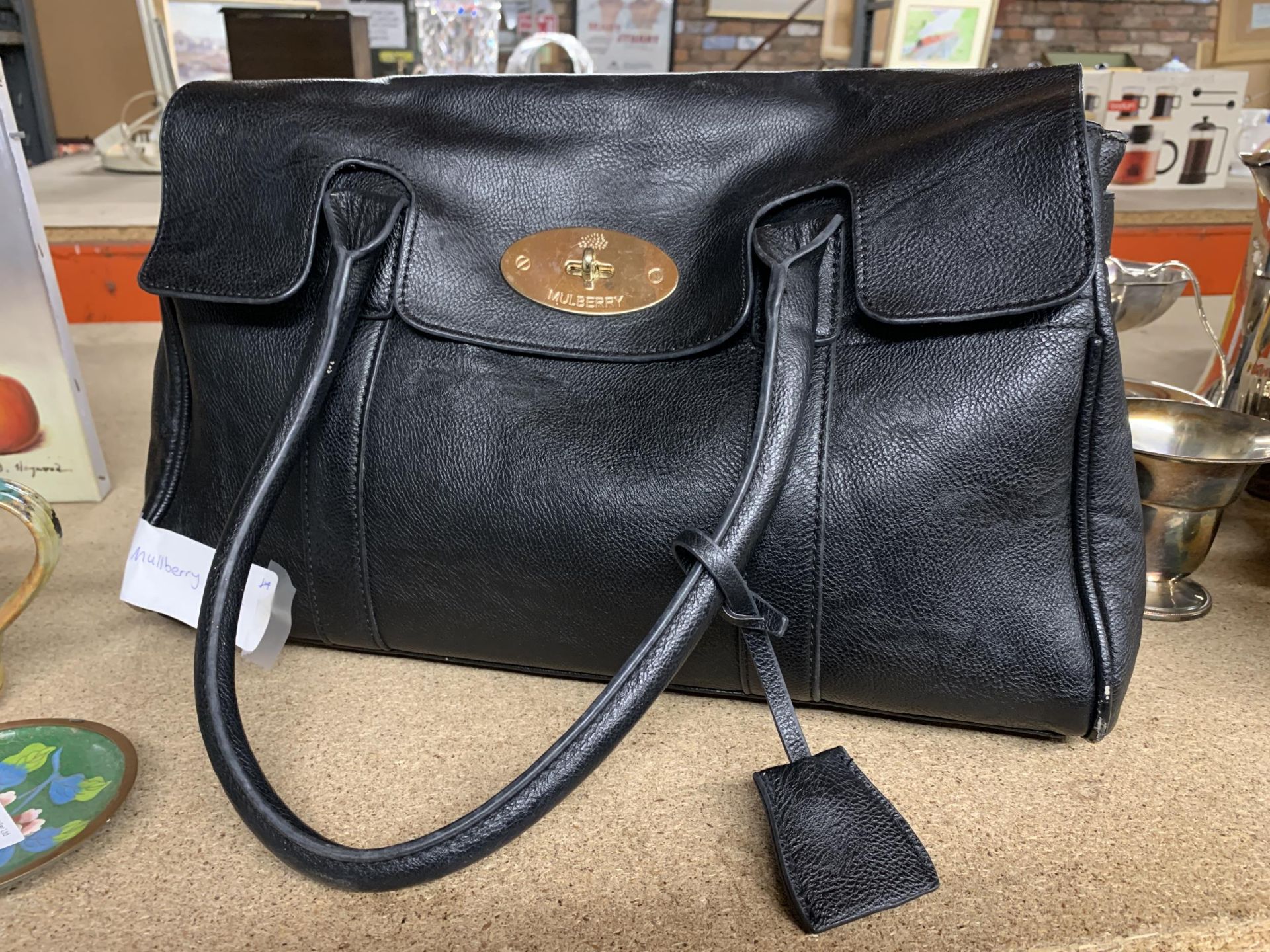 A VINTAGE MEDIUM BLACK SHOULDER BAG MARKED MULBERRY, WITH BRASS HARDWARE