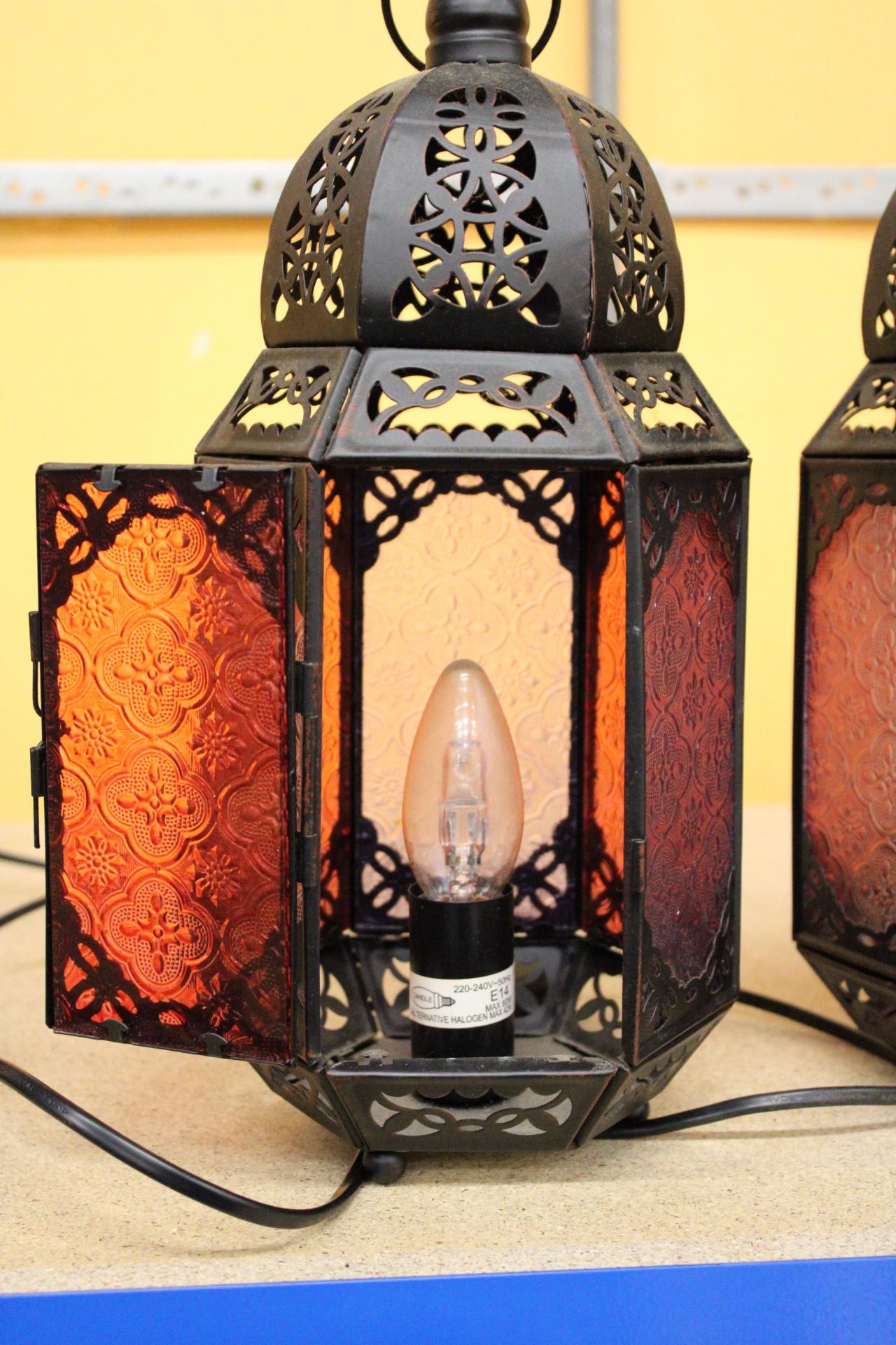 A PAIR OF MOROCCAN STYLE TABLE LAMPS - Image 4 of 4