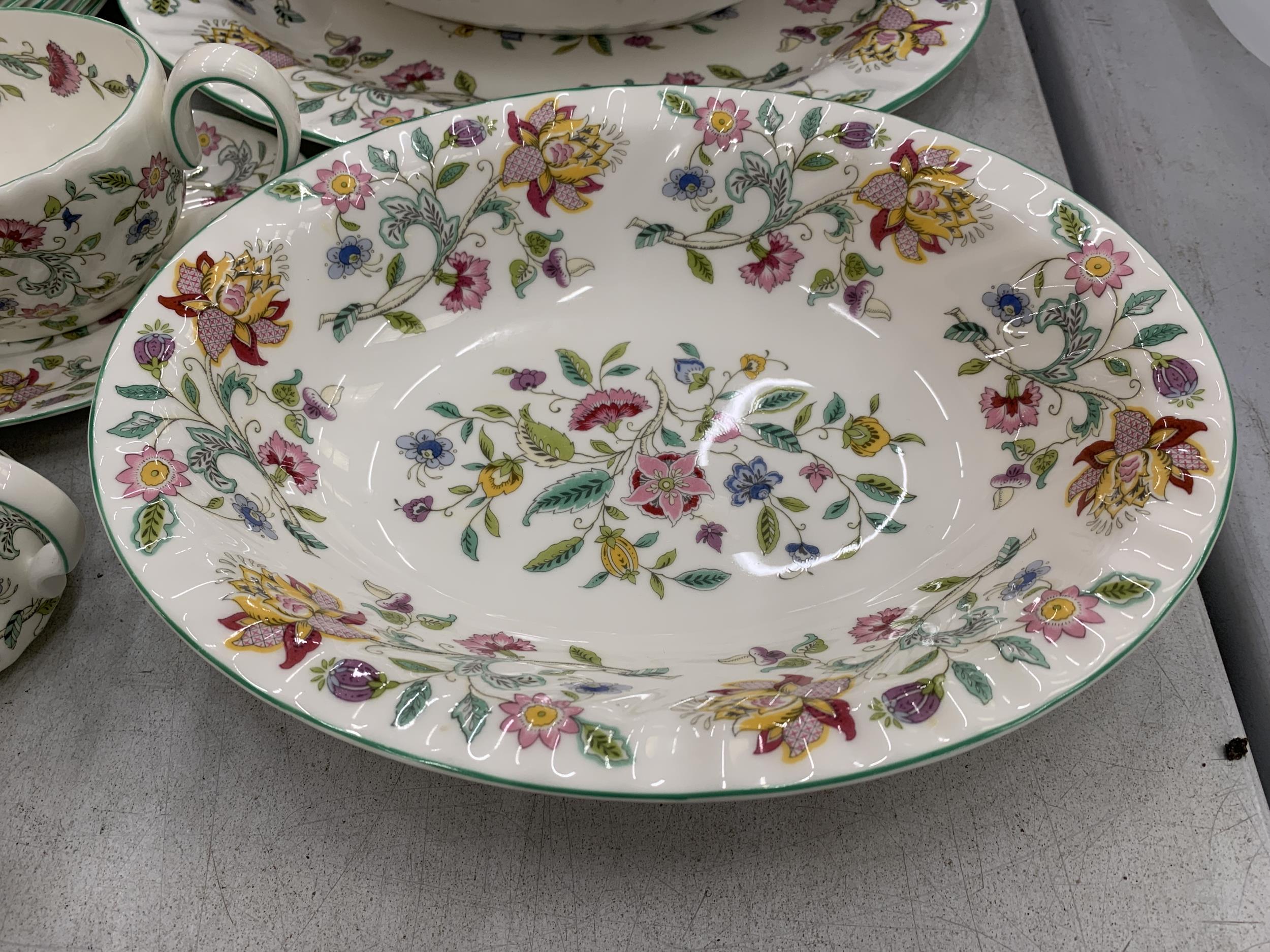 A LARGE QUANTITY OF MINTON HADDON HALL TO INCLUDE SERVING BOWLS, PLATTER, DINNER PLATES, SOUP BOWLS, - Image 4 of 7
