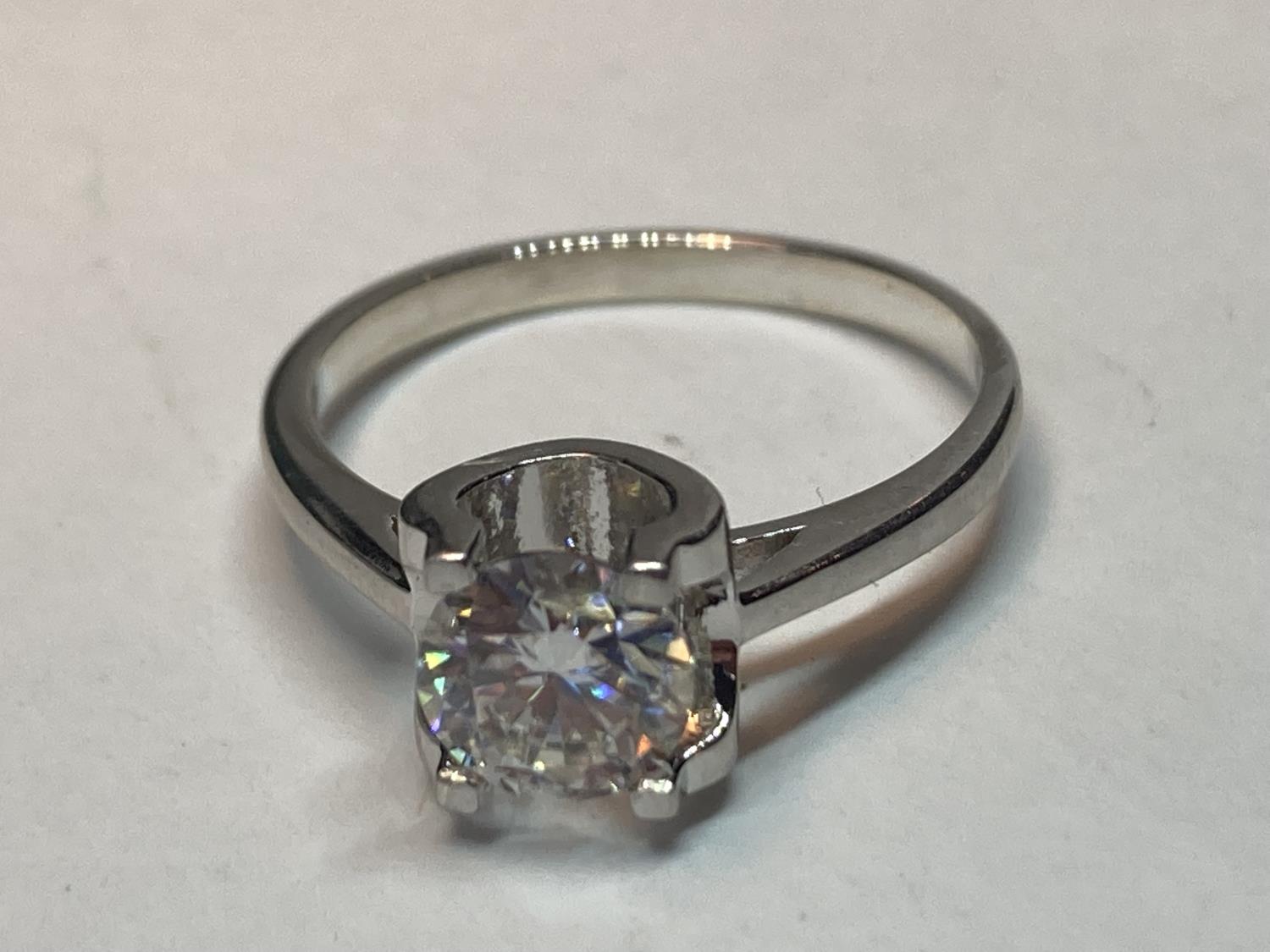 A MARKED 925 RING WITH A ONE CARAT SOLITAIRE MOISSANITE SIZE N/O IN A PRESENTATION BOX WITH A GMA - Image 6 of 12