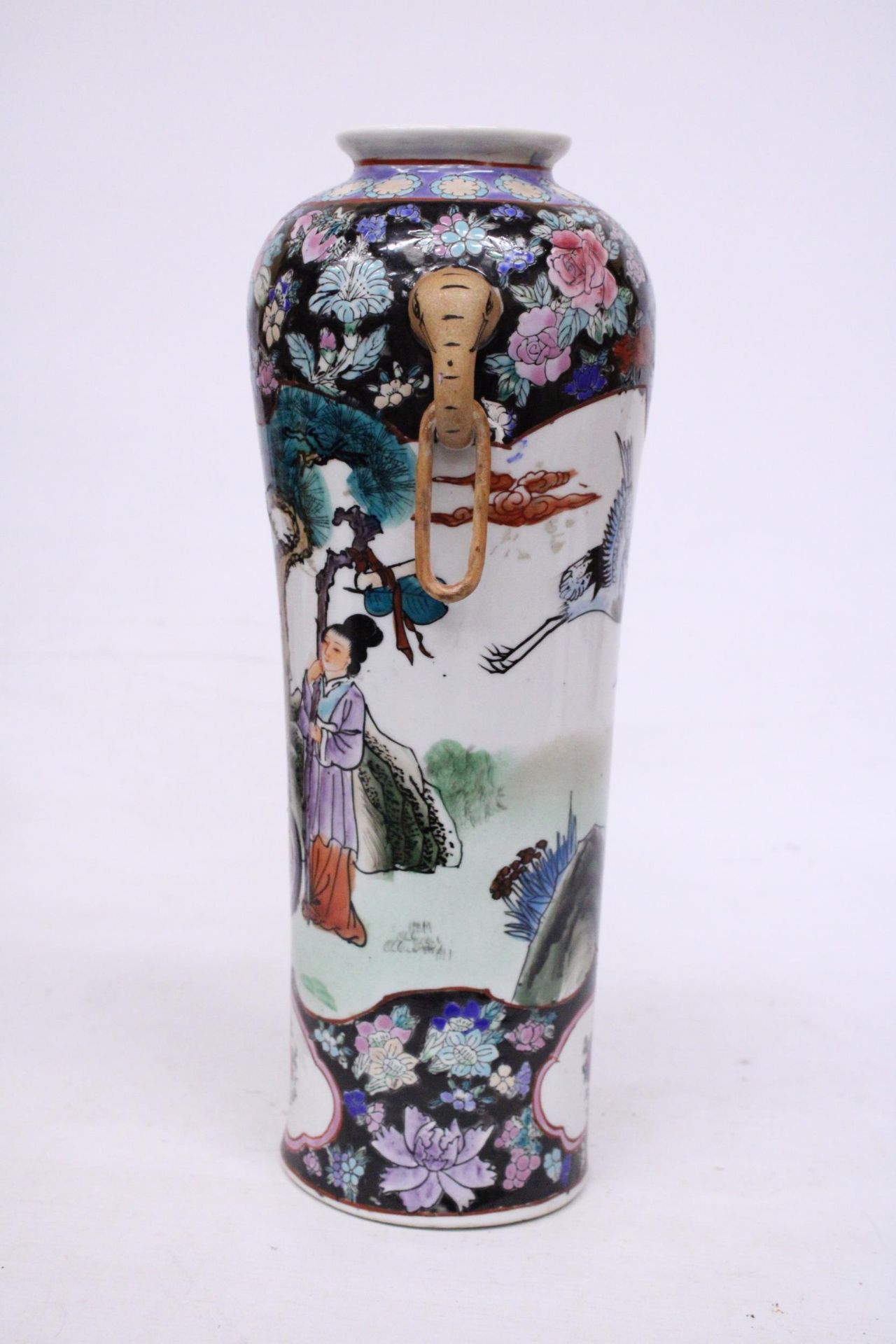 A LARGE POLYCHROME ENAMEL HAND PAINTED CHINESE VASE WITH ELEPHANT HANDLE - Image 5 of 7