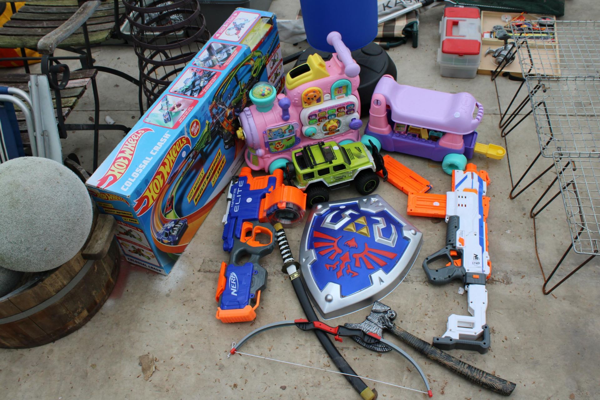 A LARGE ASSORTMENT OF TOYS TO INCLUDE NERF GUNS AND HOT WHEELS ETC - Bild 2 aus 7