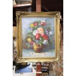 A LARGE STILL LIFE OIL ON BOARD OF FLOWERS IN A VASE IN AN ORNATE GILT FRAME