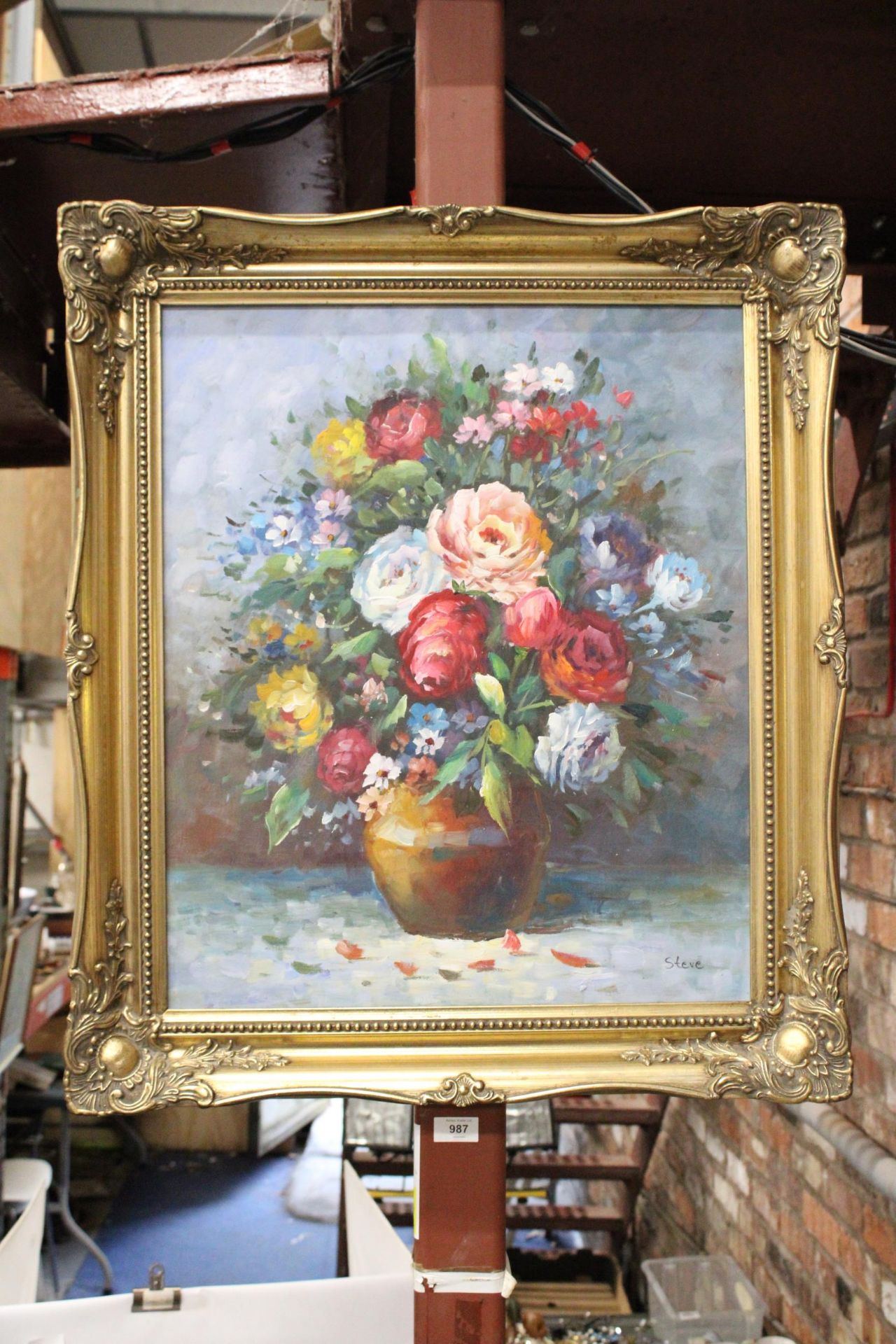 A LARGE STILL LIFE OIL ON BOARD OF FLOWERS IN A VASE IN AN ORNATE GILT FRAME