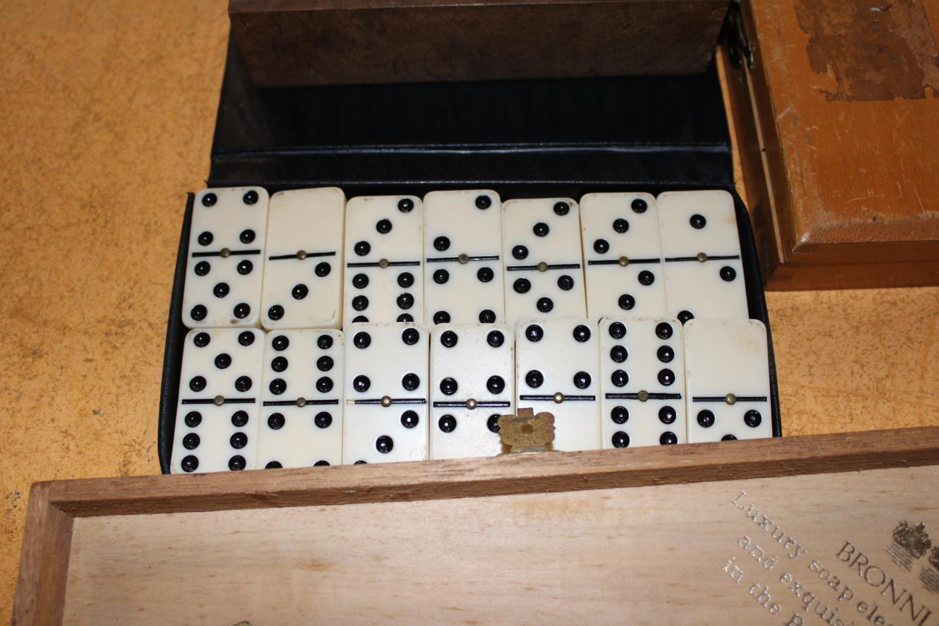 A QUANTITY OF VINTAGE 'JUBILEE' DOMINOES IN BOXES - Image 3 of 4