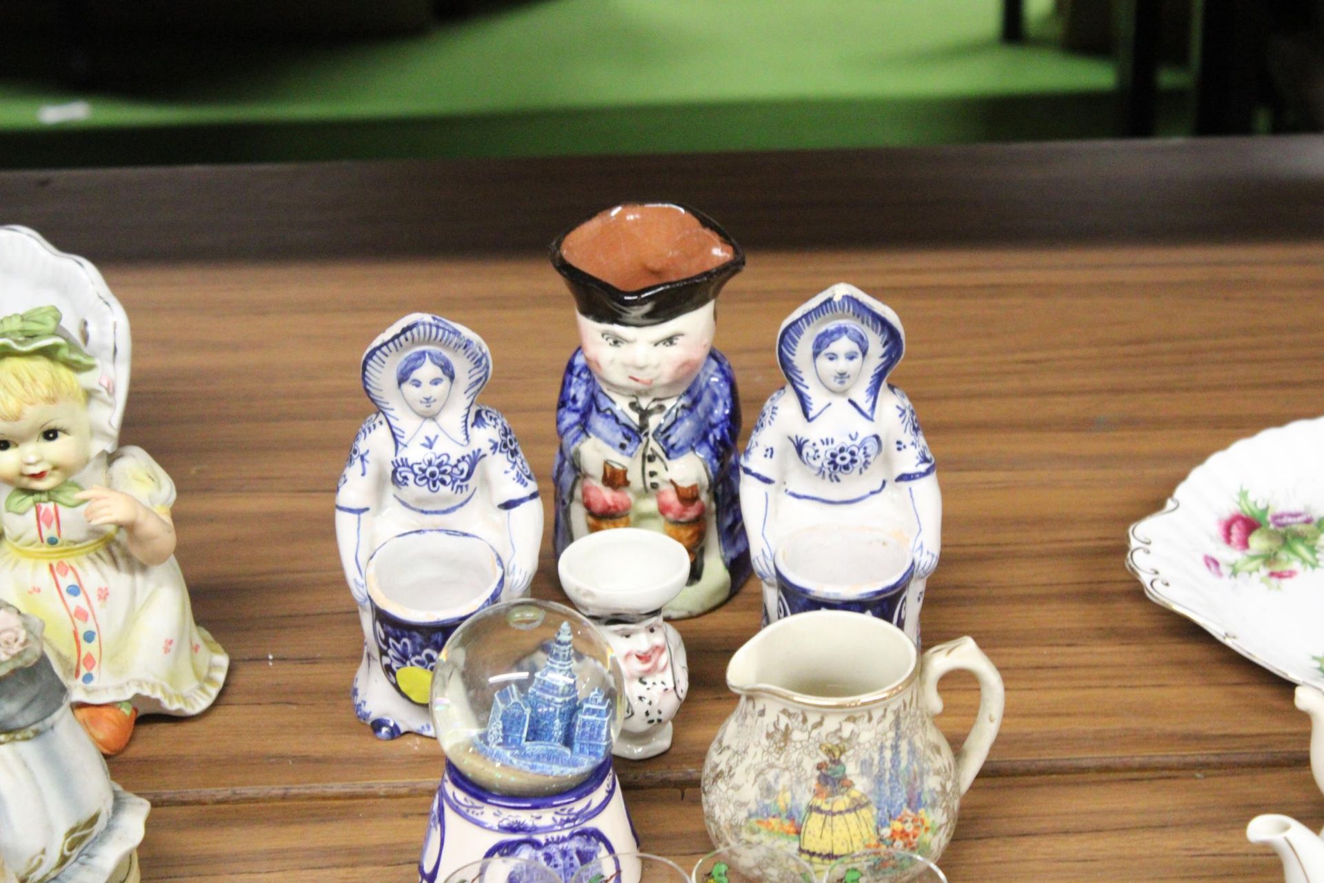 A QUANTITY OF VINTAGE CERAMICS TO INCLUDE A NEWHALL BOWL, A ROYAL WORCESTER PIN TRAY AND POT, A TOBY - Image 2 of 4