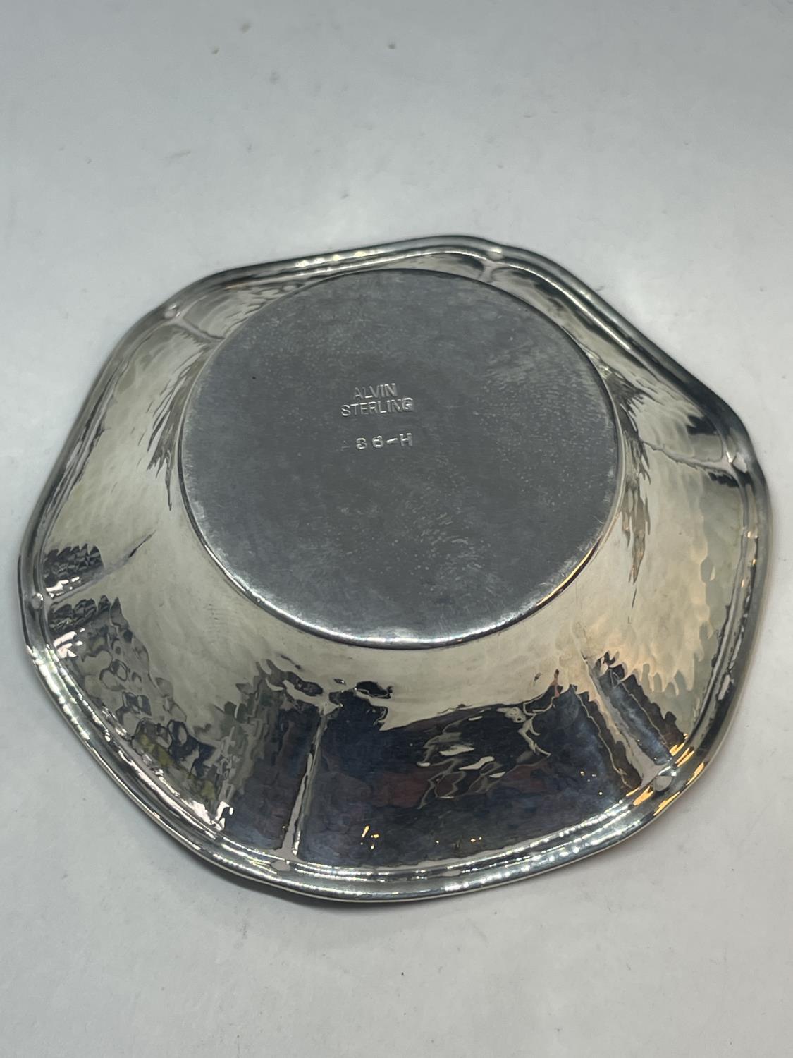 A STERLING SILVER CIRCULAR DISH - Image 3 of 4