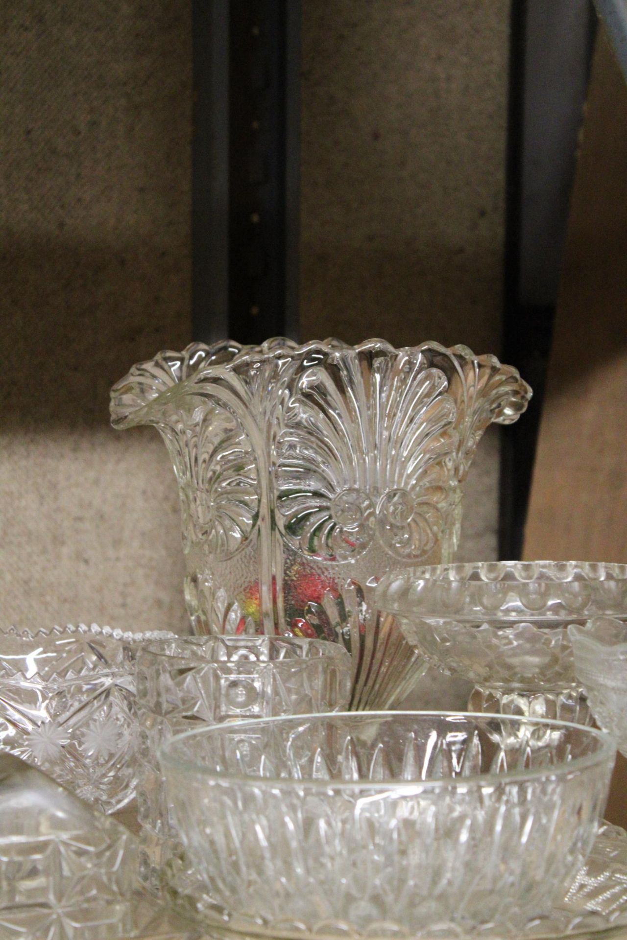 A QUANTITY OF GLASSWARE TO INCLUDE A LARGE VASE, BOWLS, FOOTED BOWLS, A CHEESE DISH, ETC - Image 2 of 4