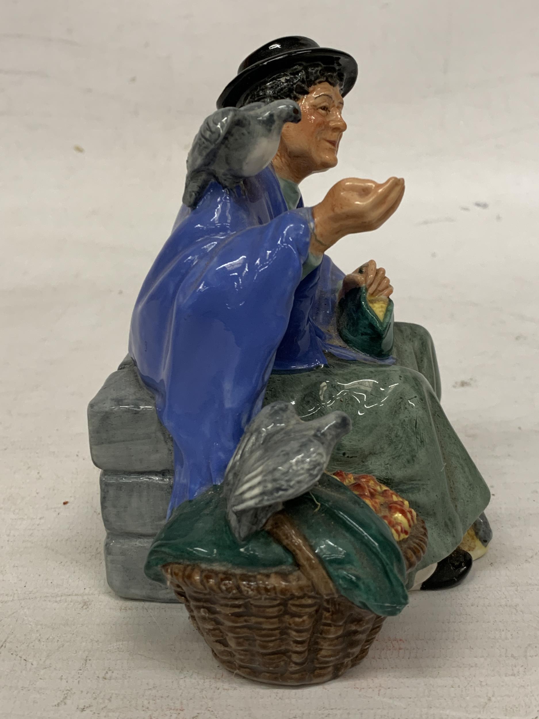 A ROYAL DOULTON FIGURINE "TUPPENCE A BAG" HN 2320 - Image 2 of 5