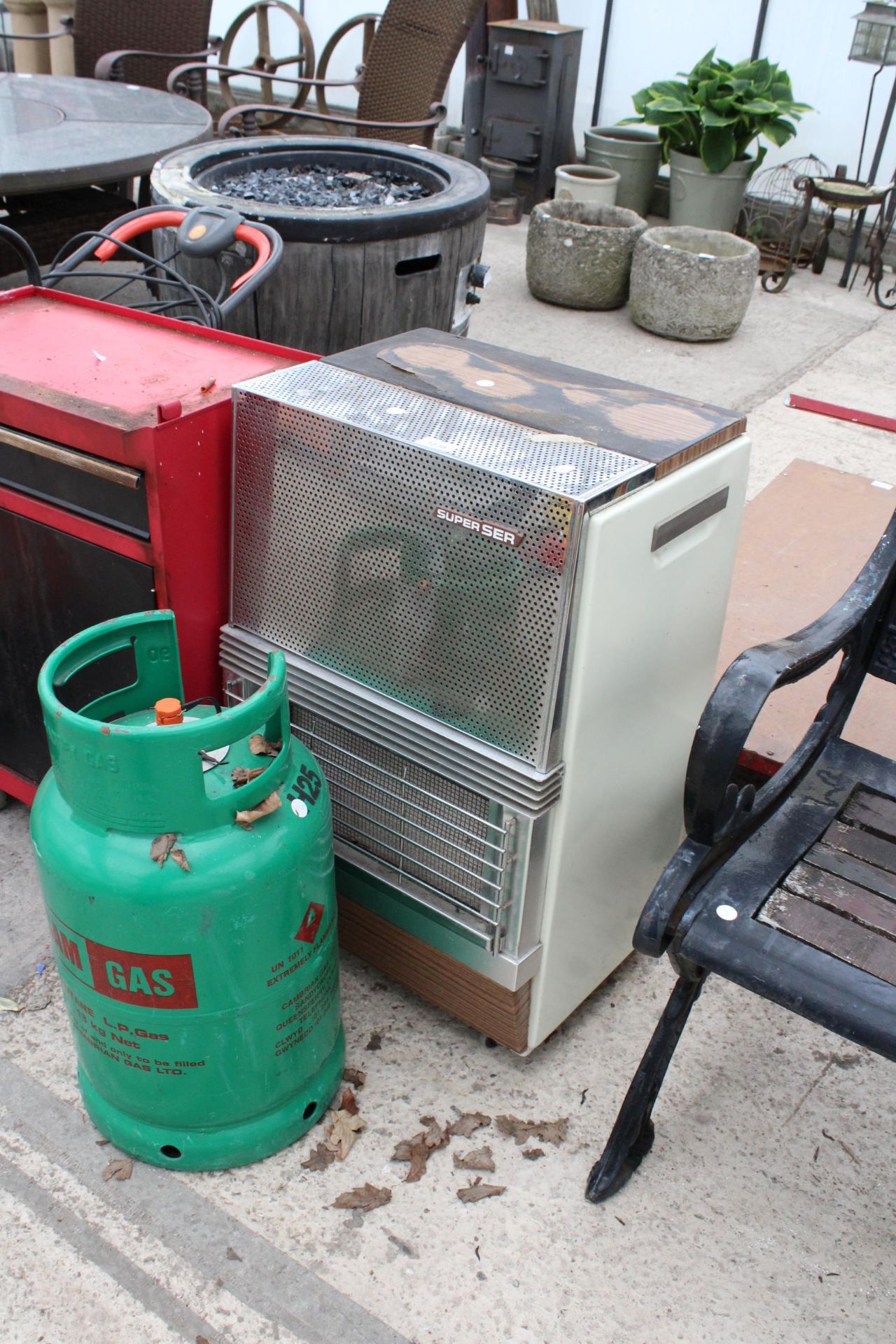 A SUPERSER GAS HEATER WITH GAS BOTTLE AND A METAL FOUR WHEELED WORKSHOP TOOL CHEST - Image 2 of 5