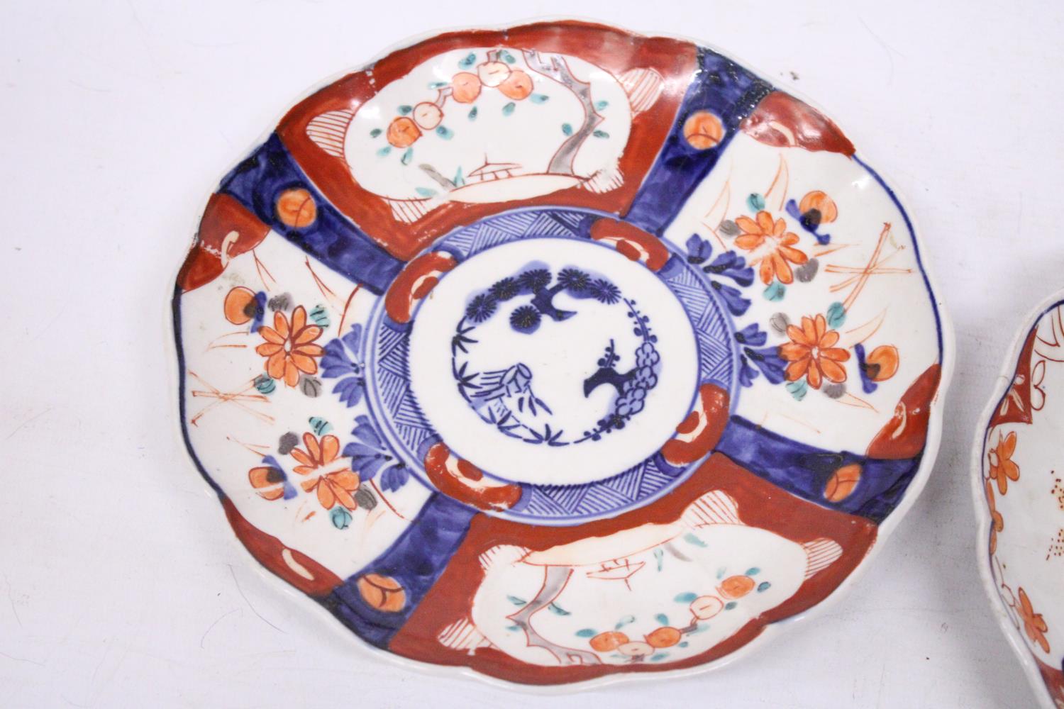 TWO ANTIQUE JAPANESE IMARI HAND PAINTED LOBED EDGED PLATES - 21 AND 22 CM - Image 2 of 6
